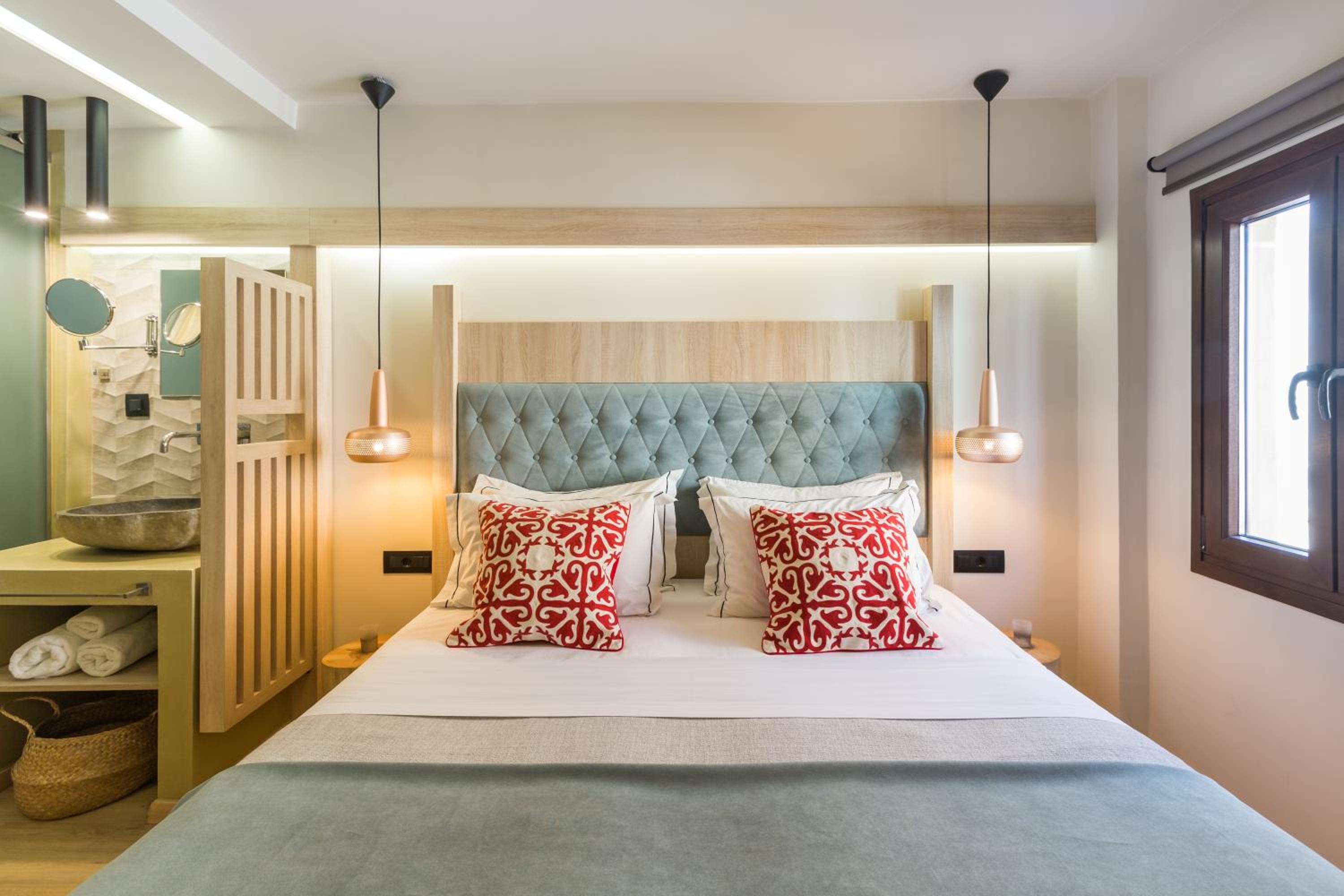 Queen Suite with Spa Bath photo 2