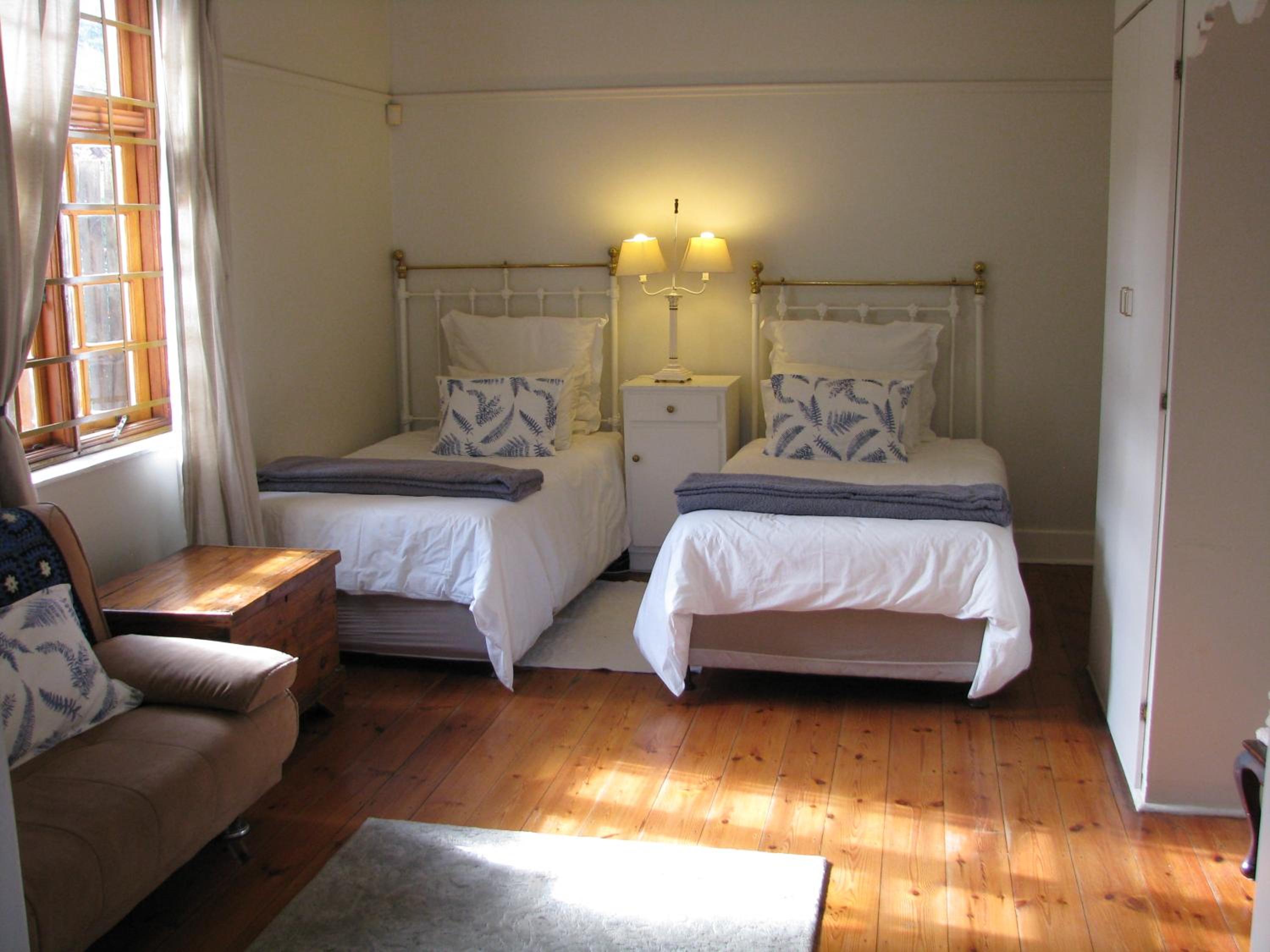 Twin Room with Private Bathroom photo 2
