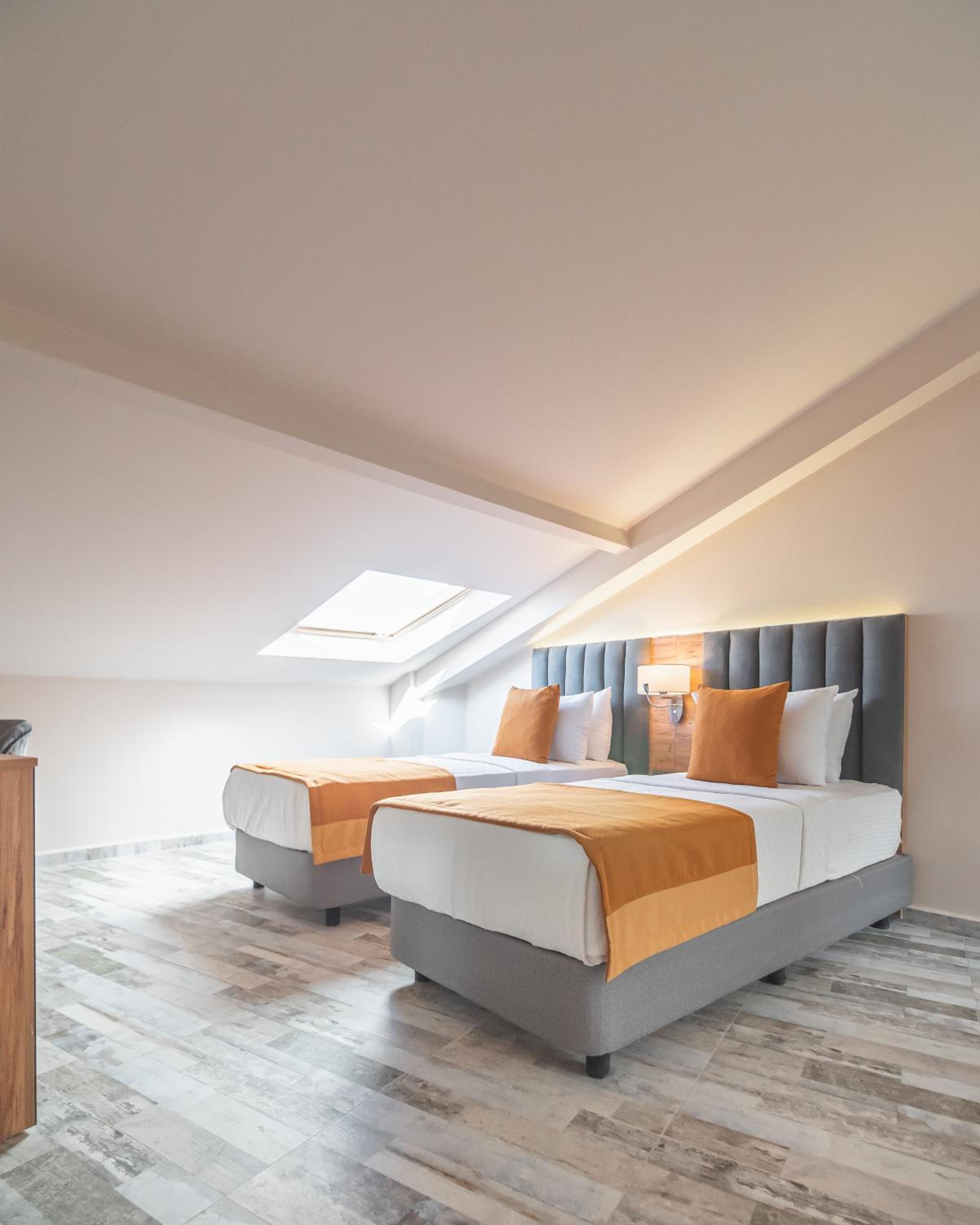 Economy Twin Room - Photo 2