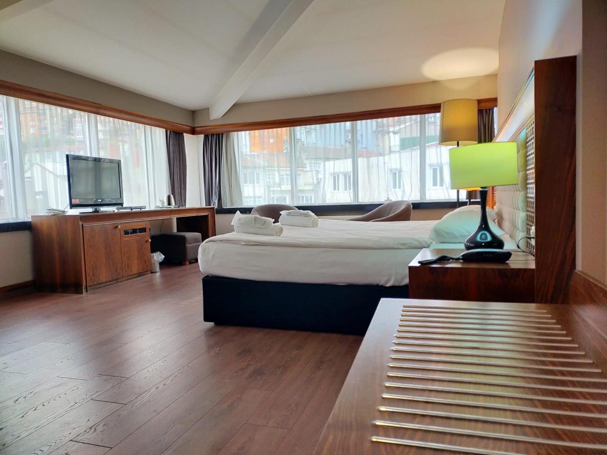 Executive Room with Spa Bath          photo 2