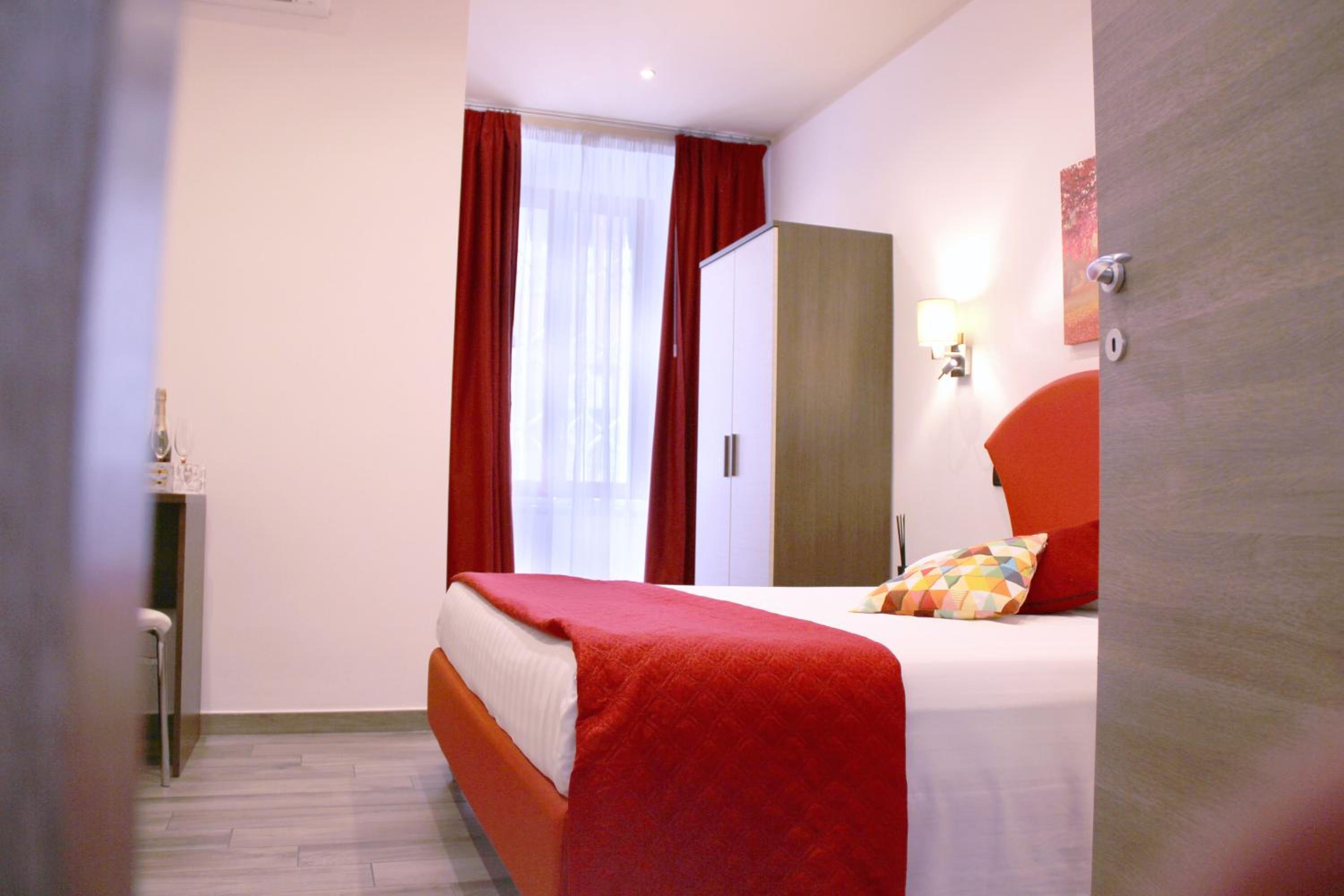 Deluxe King Room-Victoria photo 3