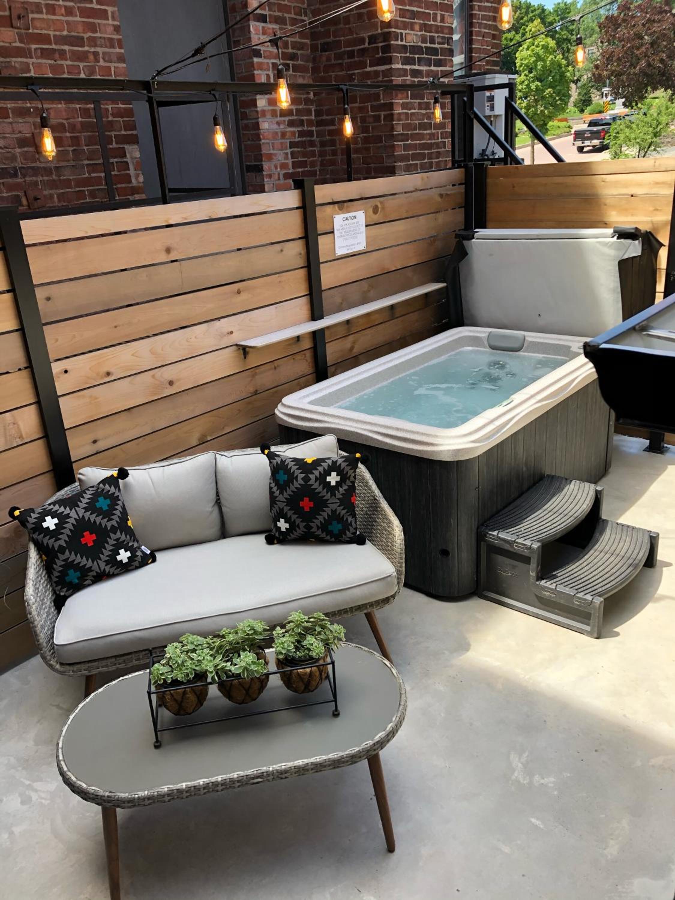 Suite with Hot Tub - Photo 2
