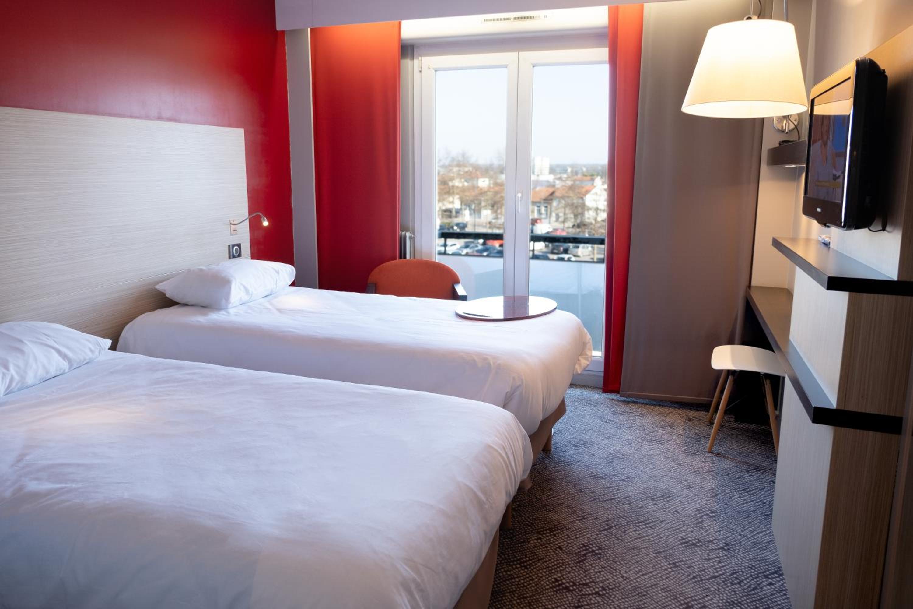 Standard Twin Room - Photo 4