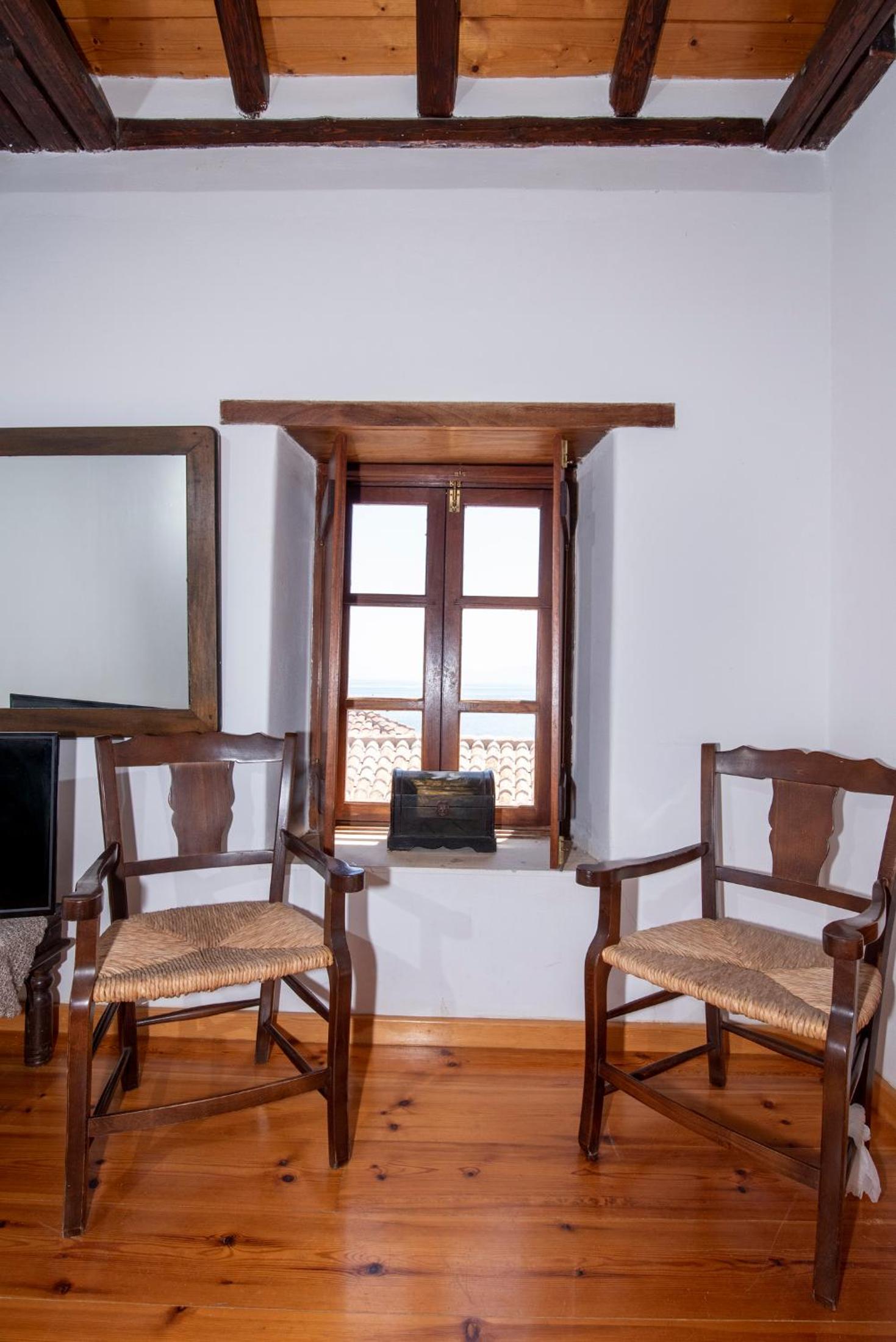 Family Suite with Balcony - Photo 13