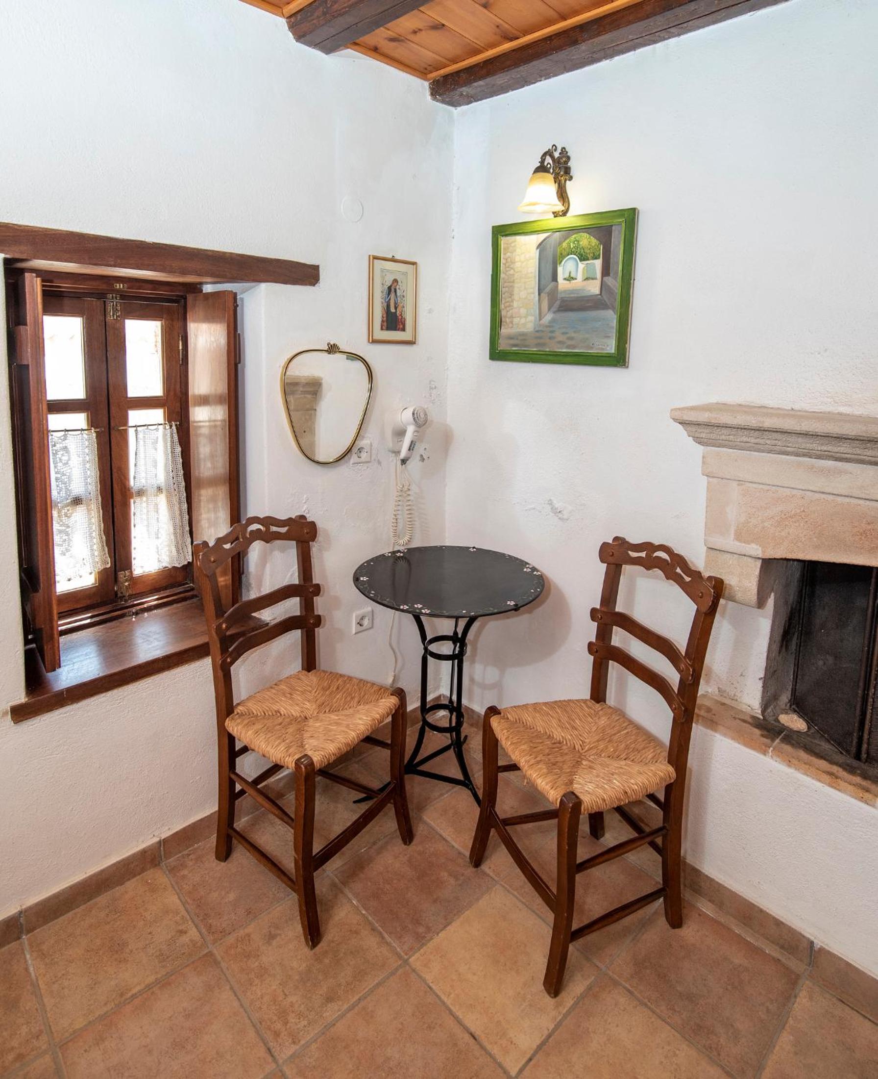 Family Suite with Balcony - Photo 6