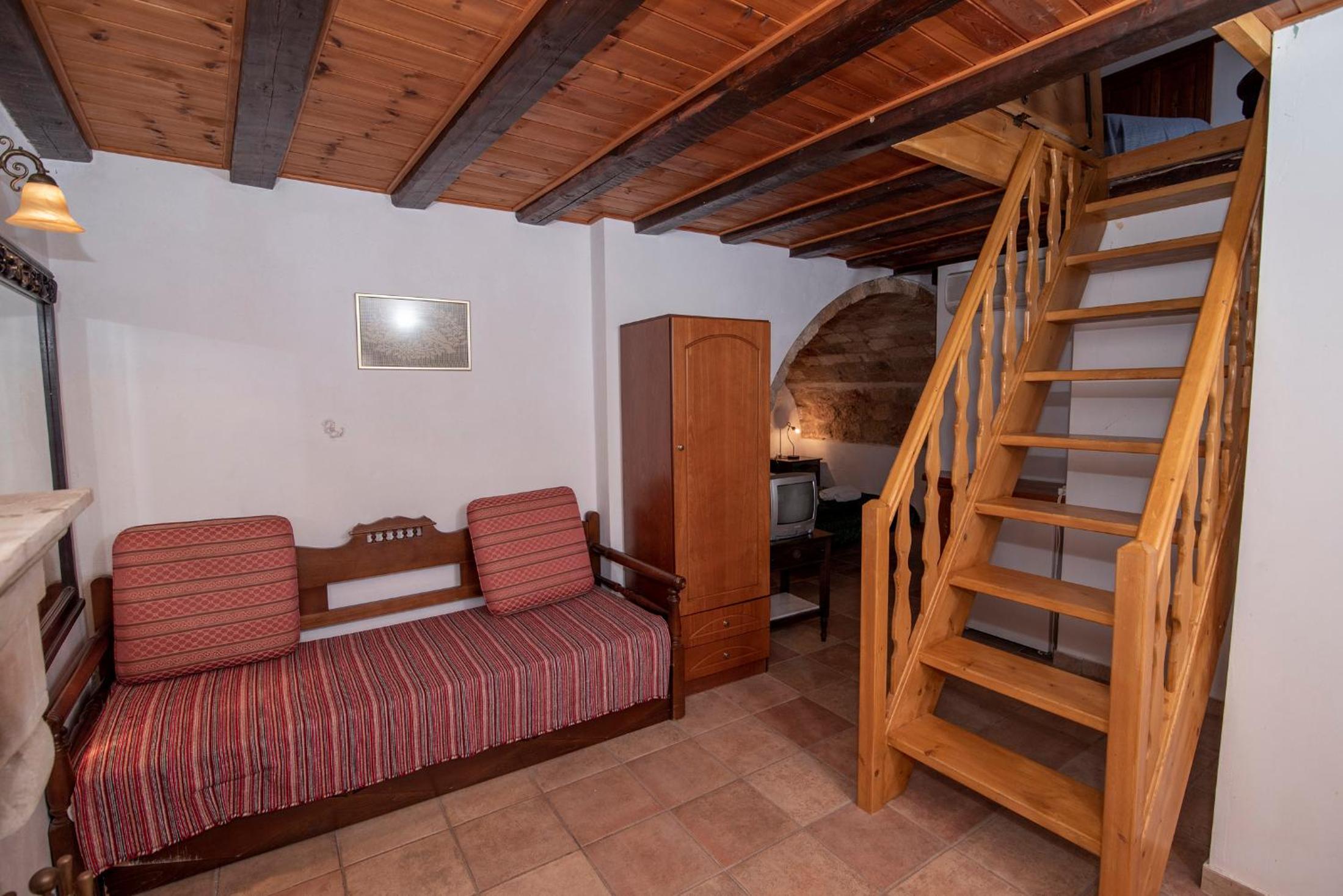 Family Suite with Balcony - Photo 15