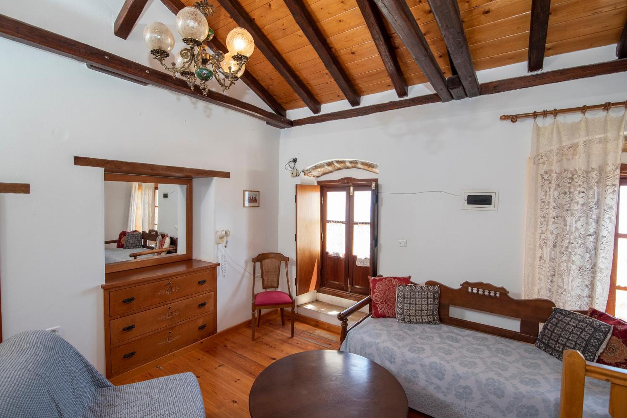 Family Suite with Balcony - Photo 8