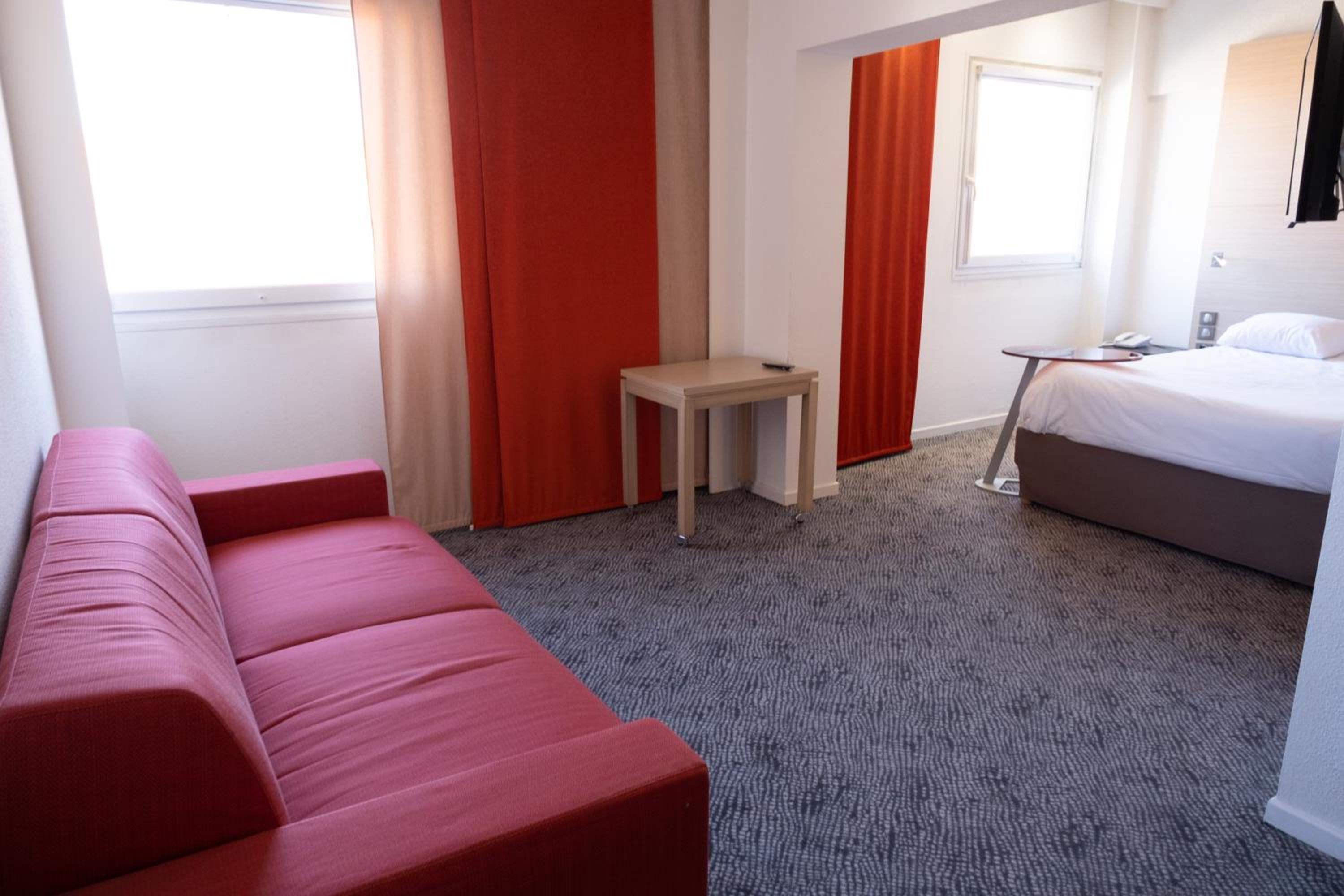 Standard Family Suite with One Double Bed and Sofa - Photo 7