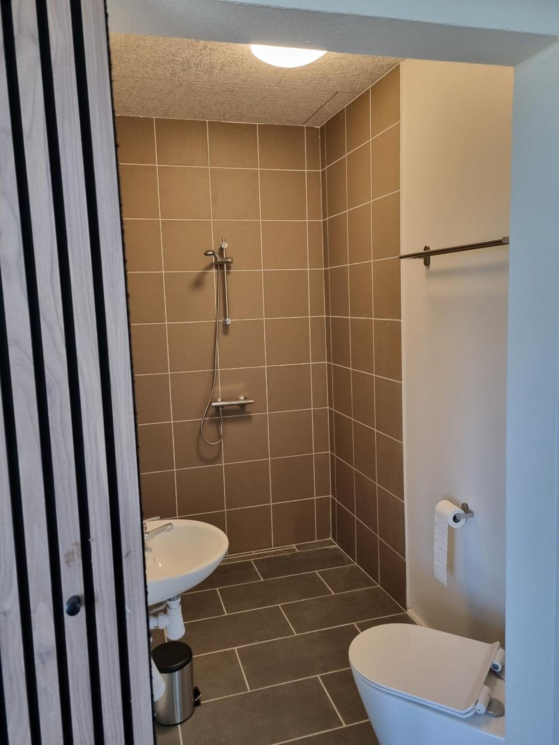 Quadruple Room with Bathroom - Photo 4