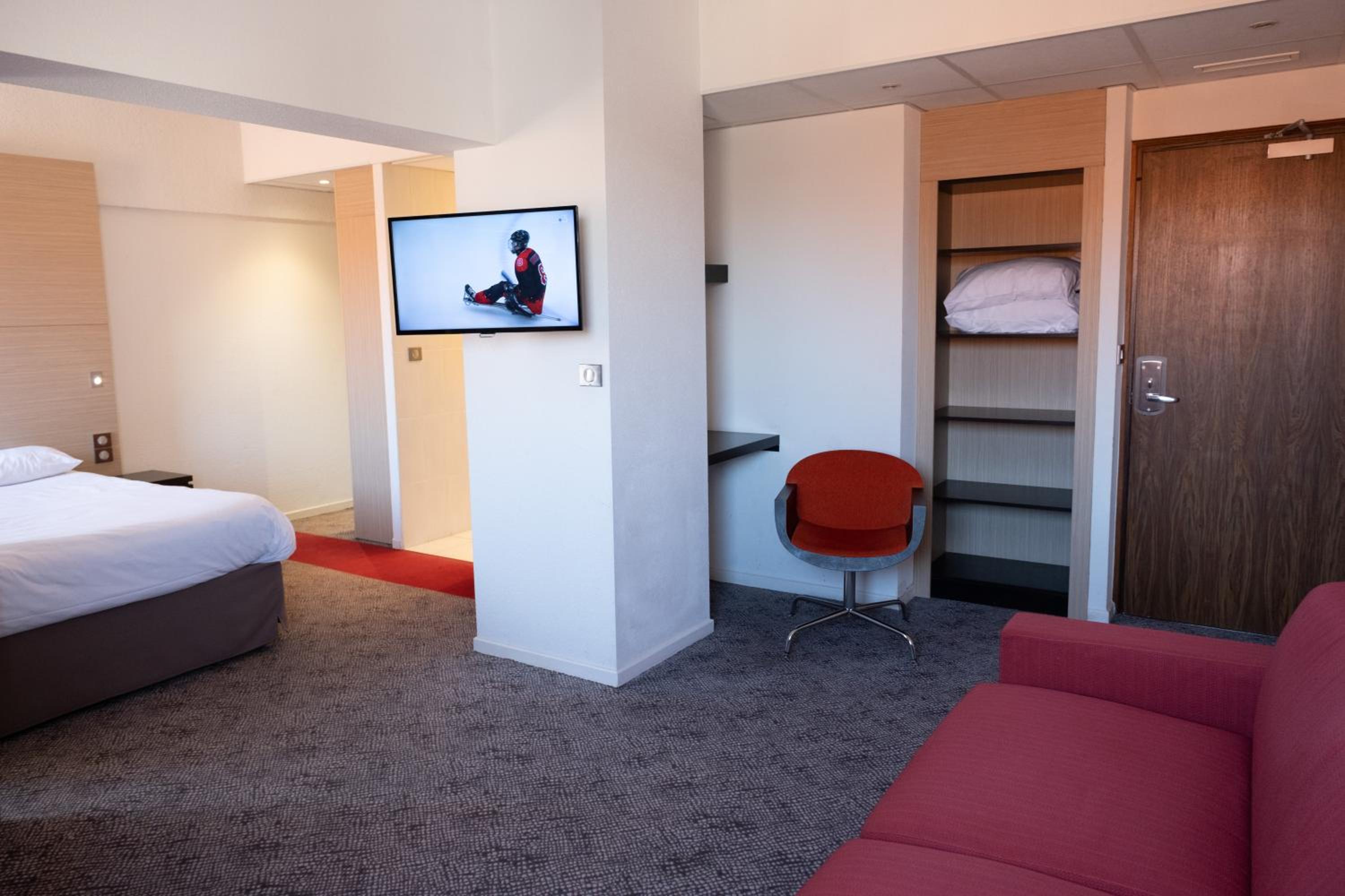 Standard Family Suite with One Double Bed and Sofa - Photo 5