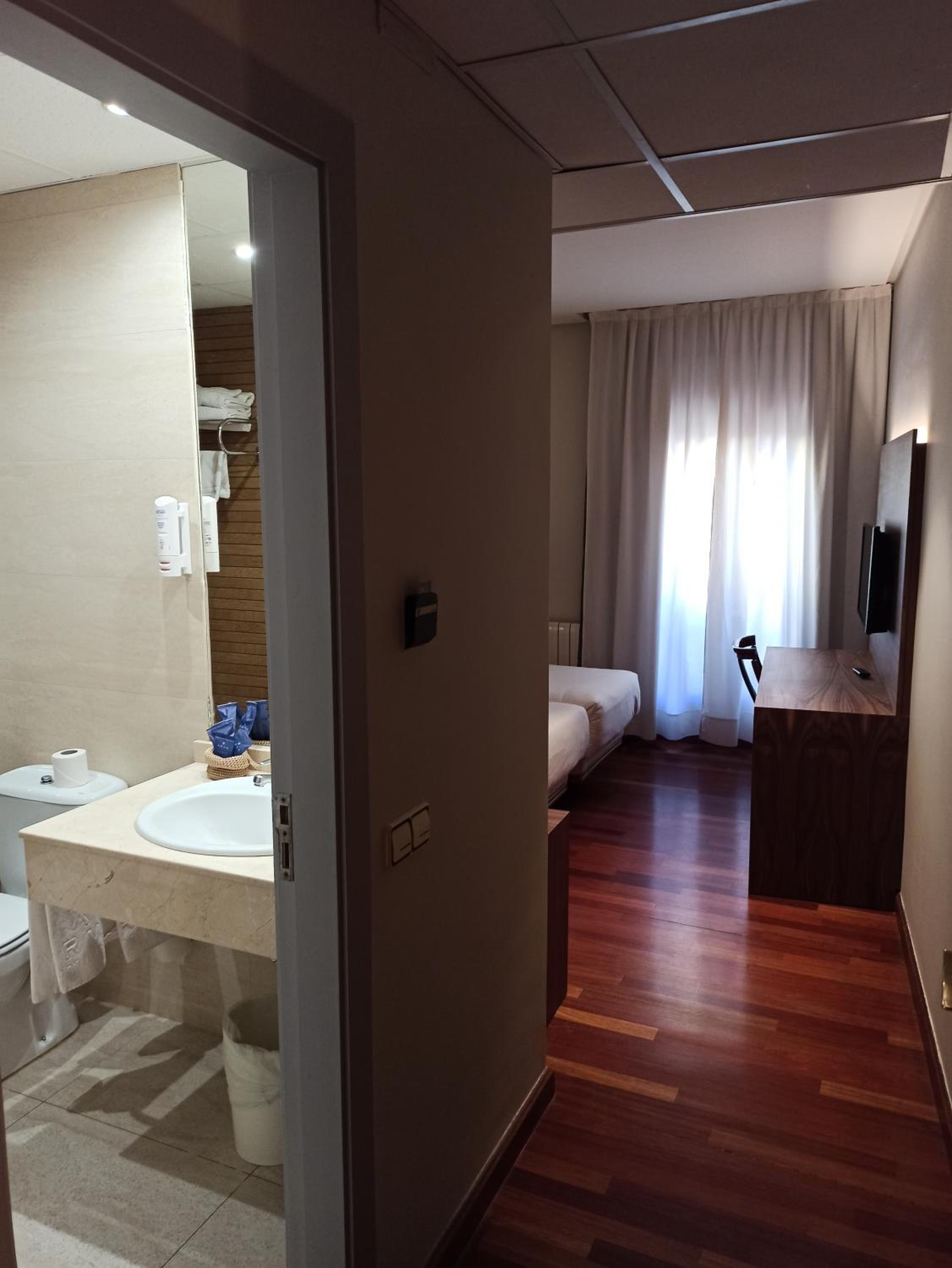 Deluxe Double or Twin Room - Photo 9