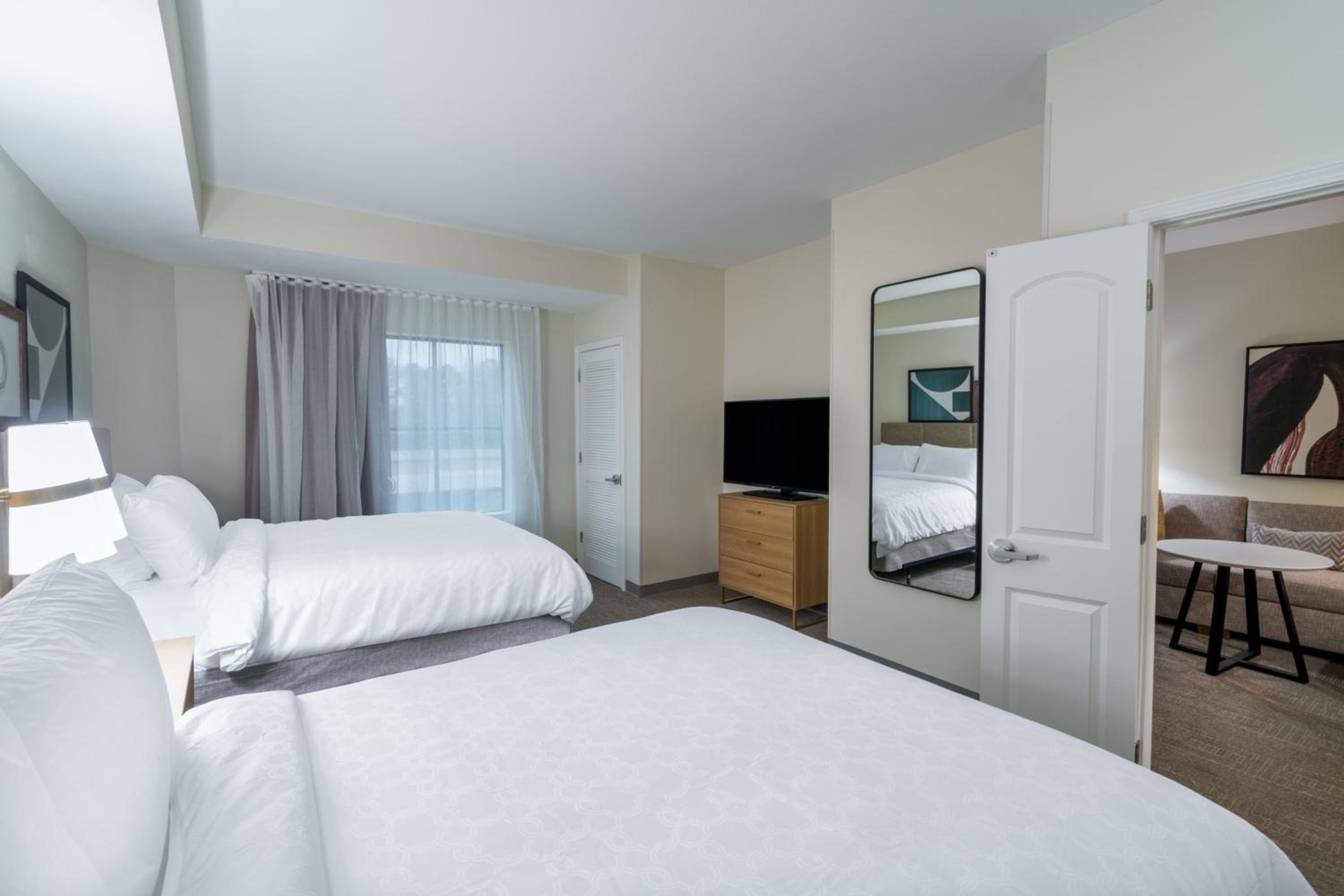 Queen Suite with Two Queen Beds and Mobility Accessible Bathtub - Non-Smoking - Photo 13