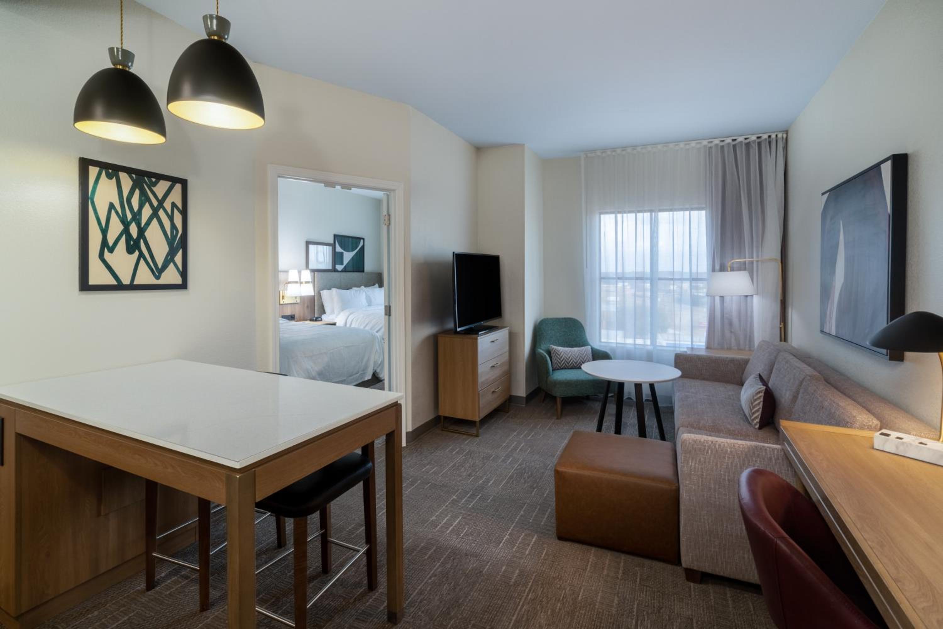 One-Bedroom Queen Suite - Photo 9