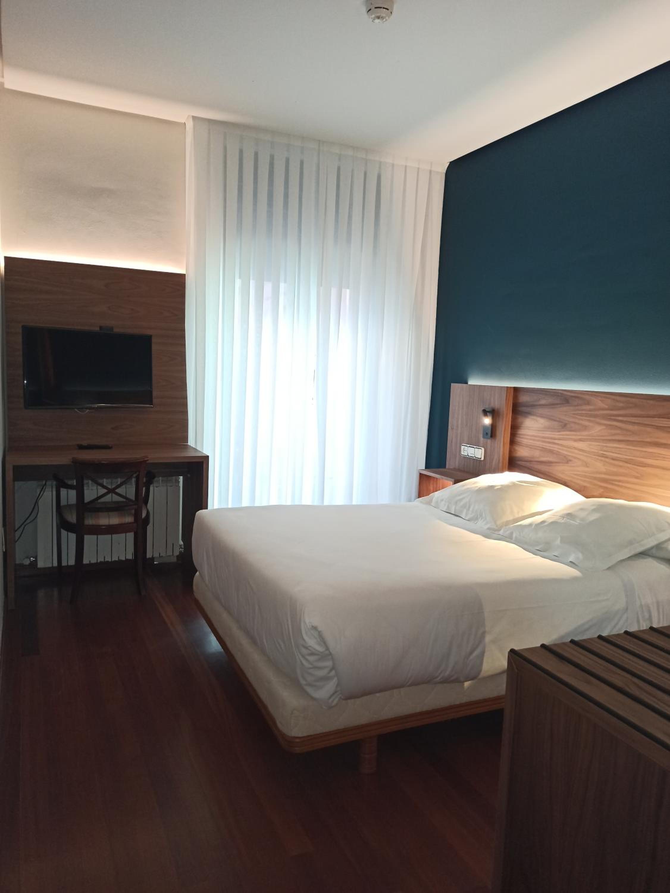 Deluxe Double or Twin Room with City View - Photo 9