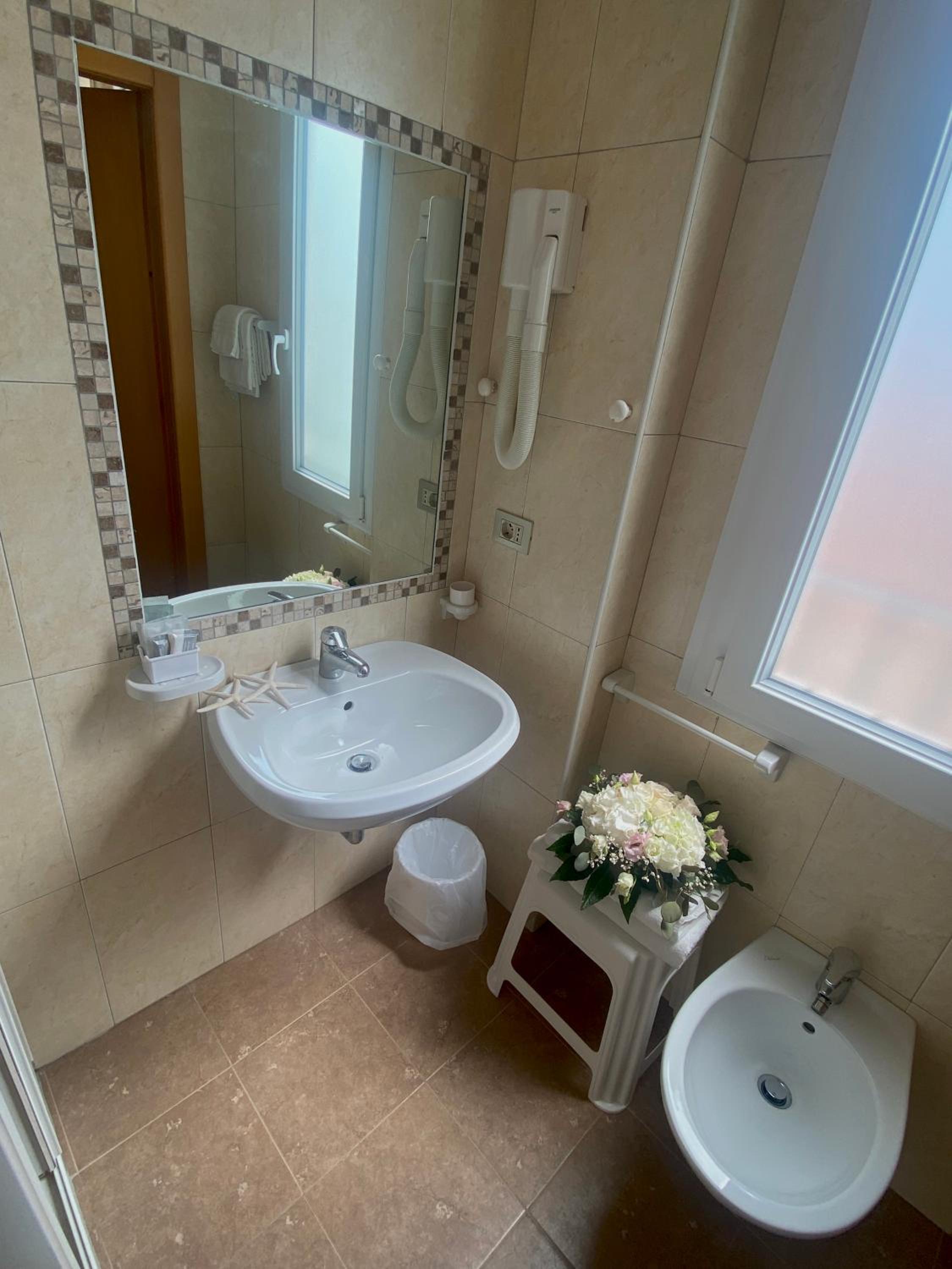 Deluxe Double Room with Balcony - Photo 8