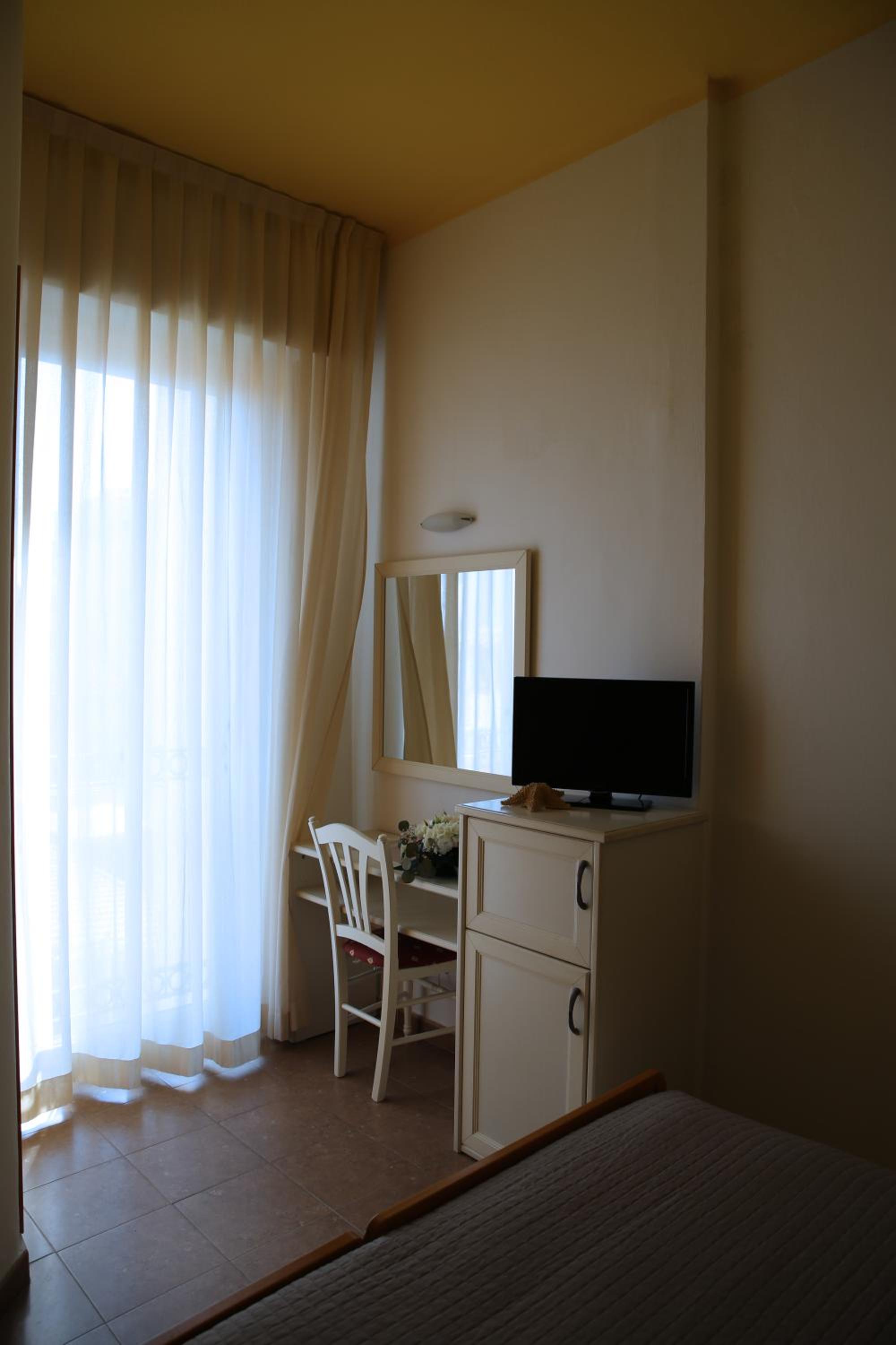 Deluxe Double Room with Balcony - Photo 7