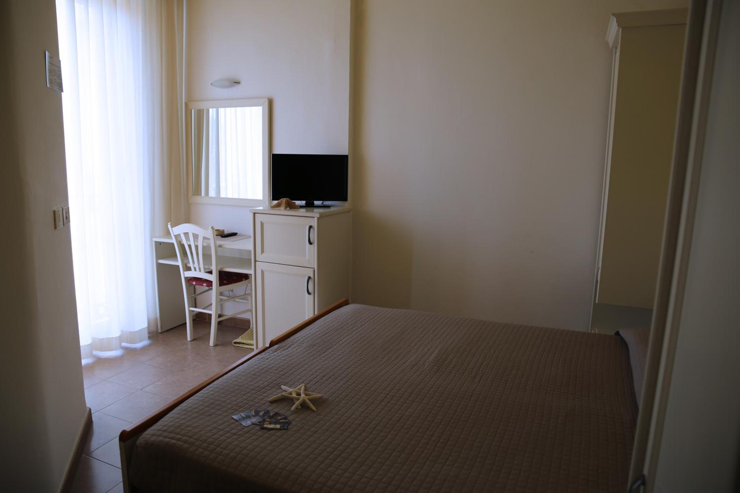Deluxe Double Room with Balcony - Photo 6