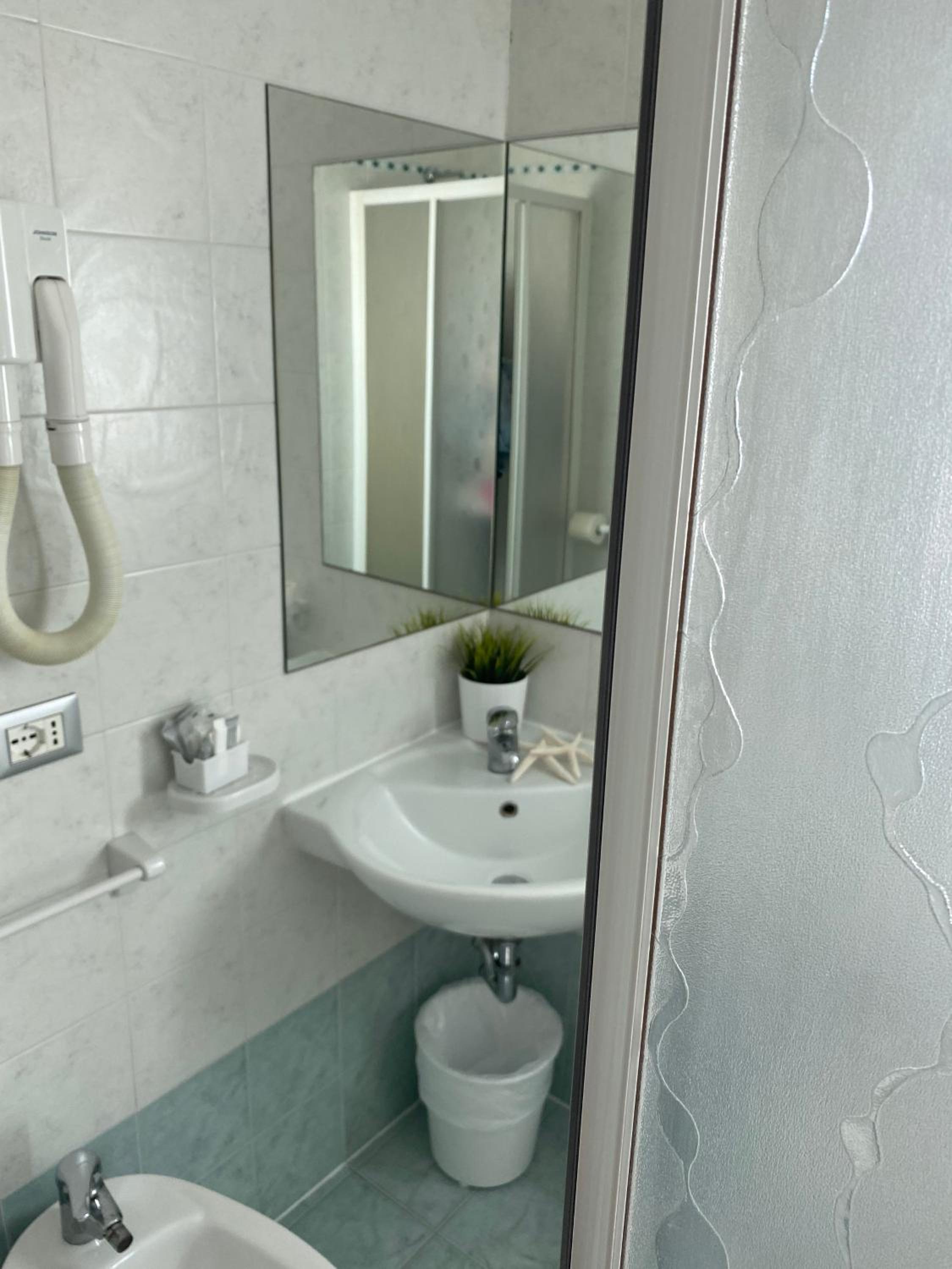 Deluxe Double Room with Balcony - Photo 9