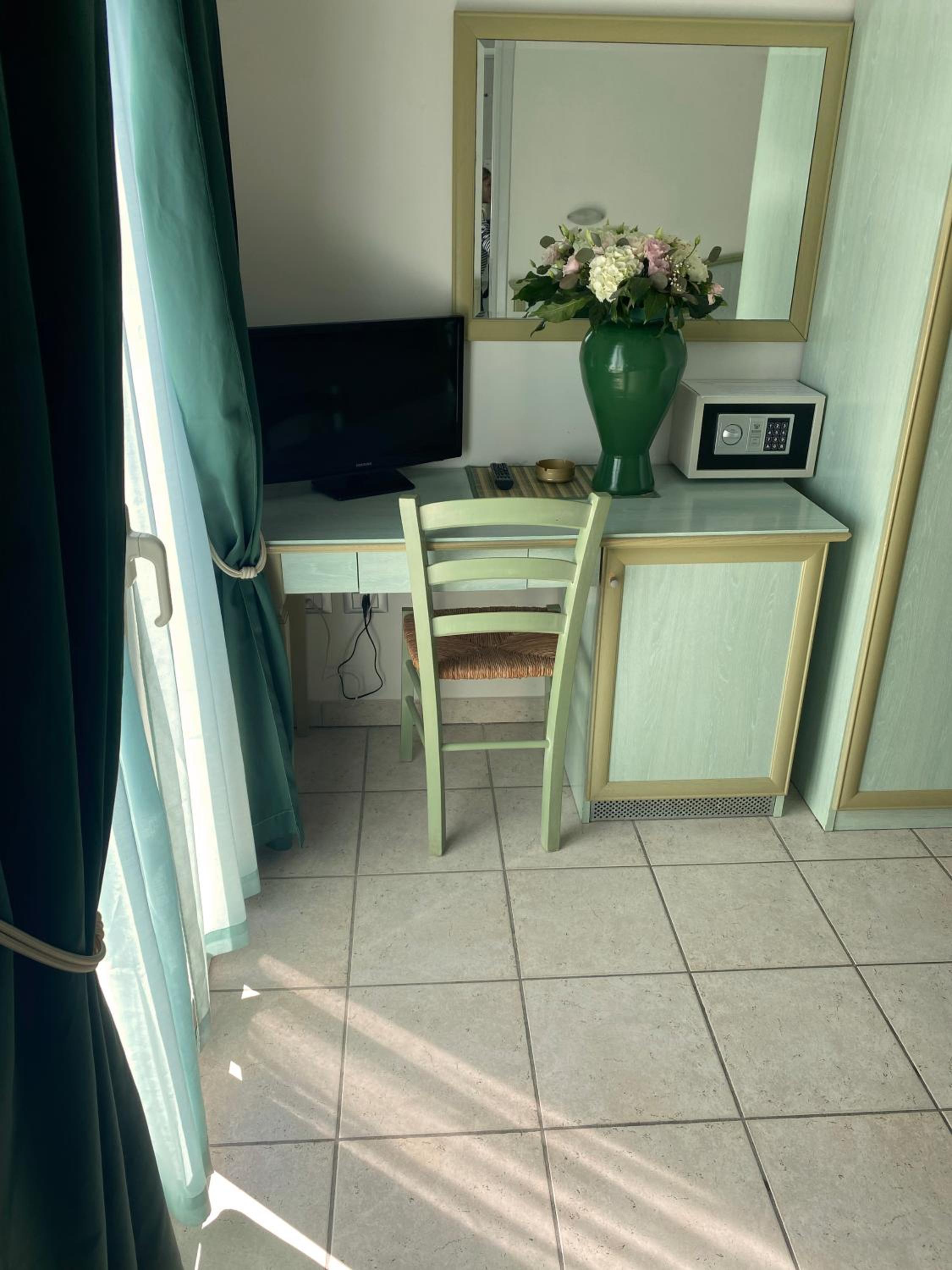 Deluxe Double Room with Balcony - Photo 5