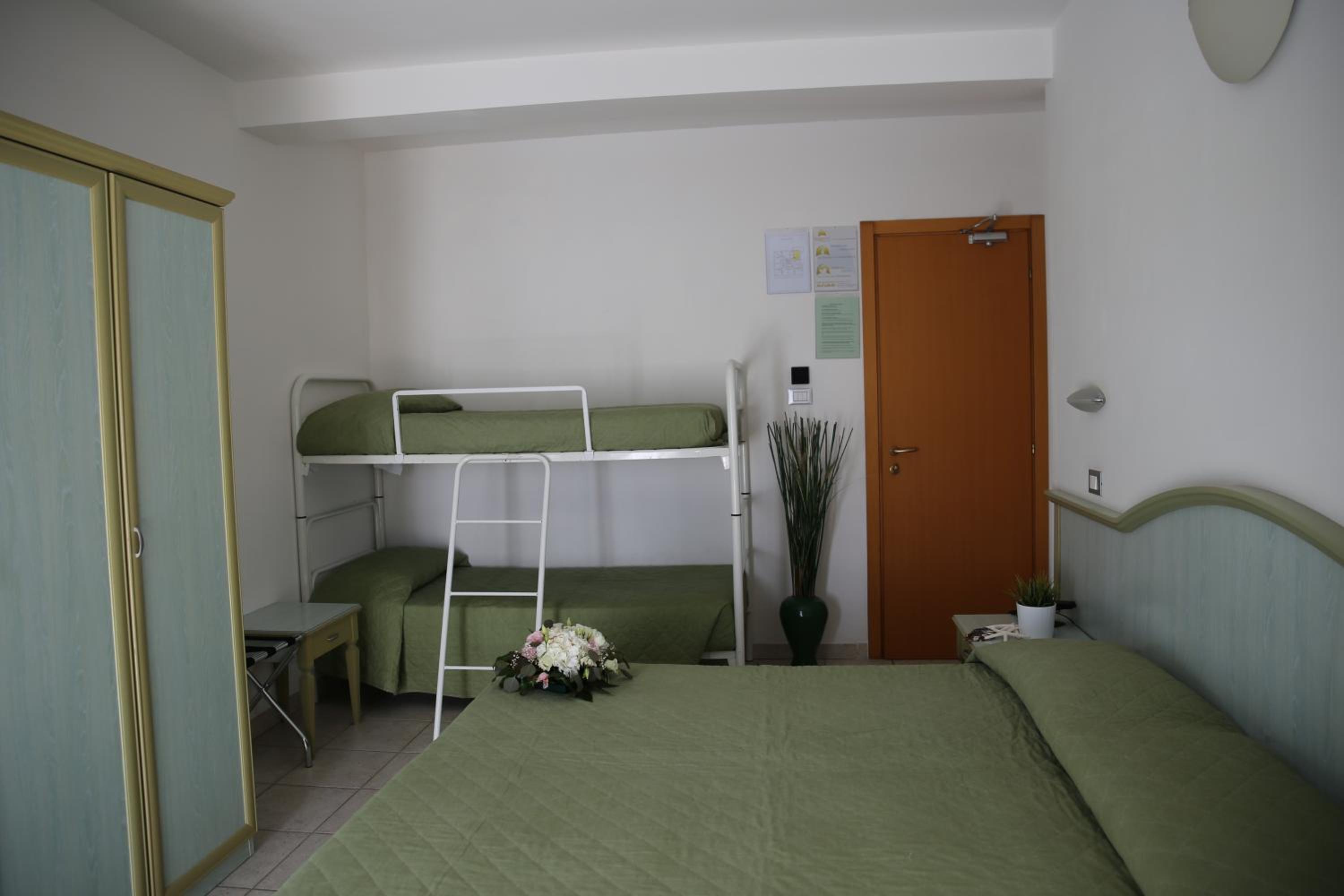 Quadruple Room with Balcony - Photo 7