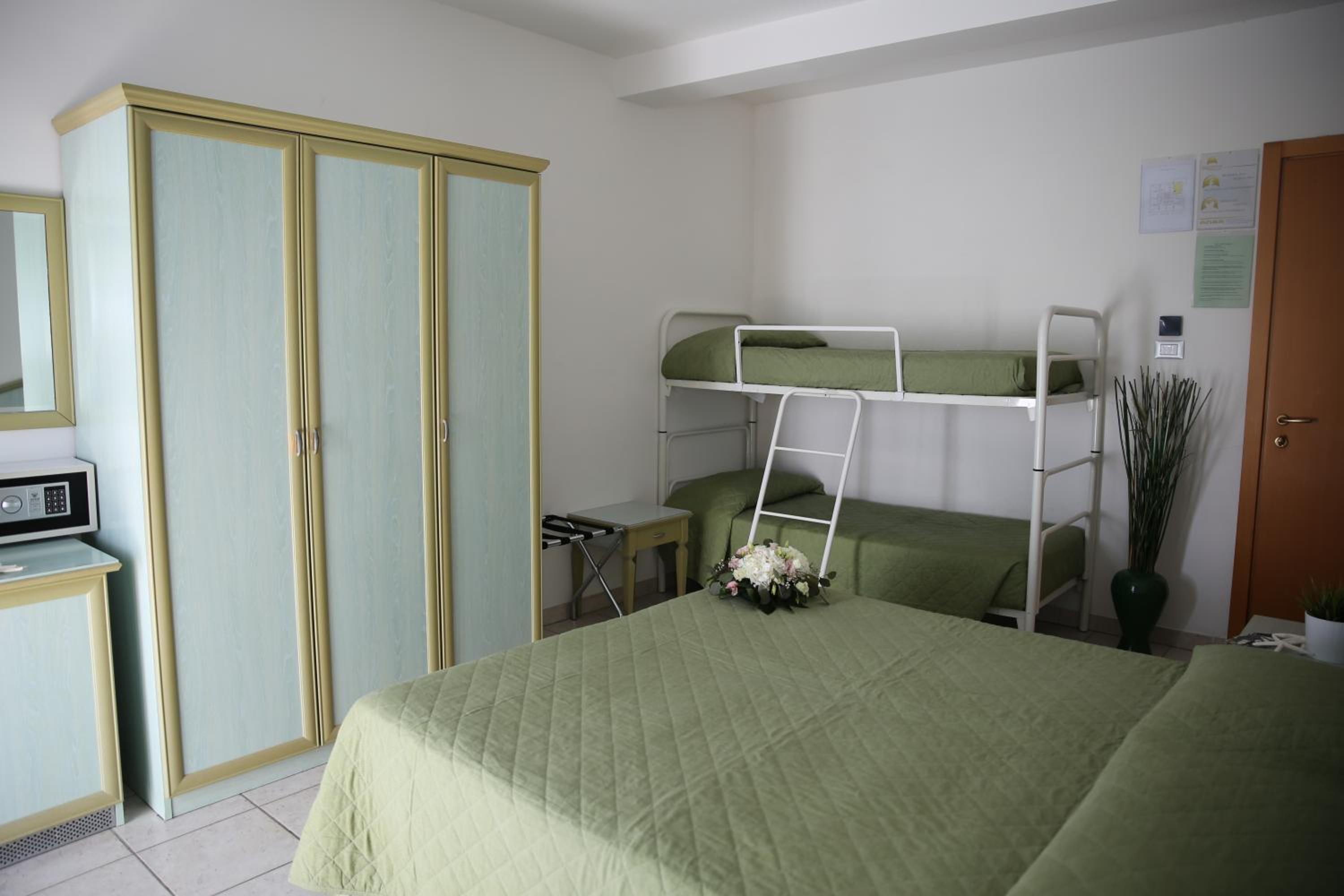 Triple Room with Balcony - Photo 6