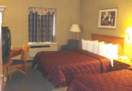 Queen Room with Two Queen Beds - Non-Smoking - Photo 2