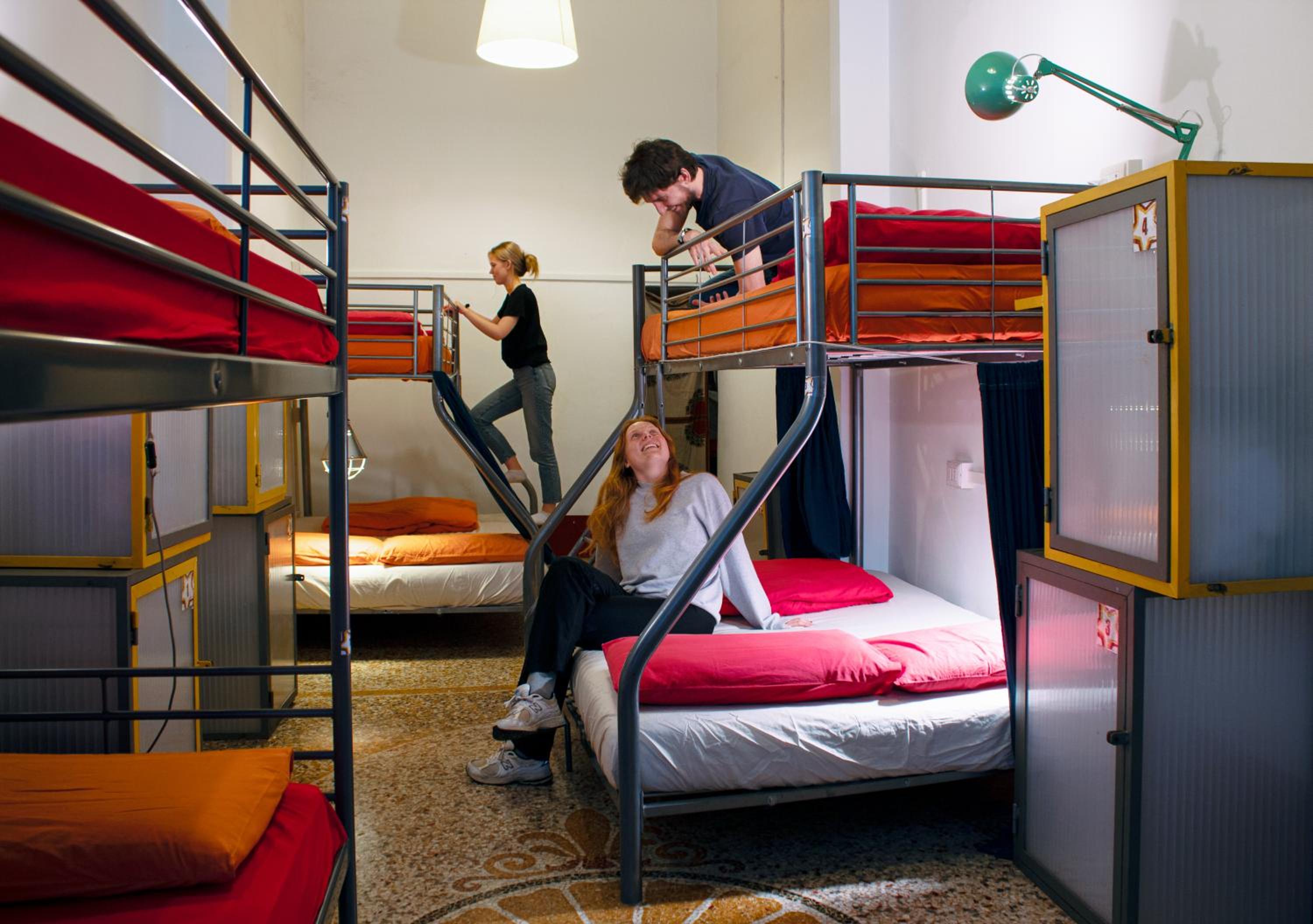 Single Bed in Mixed Dormitory Room