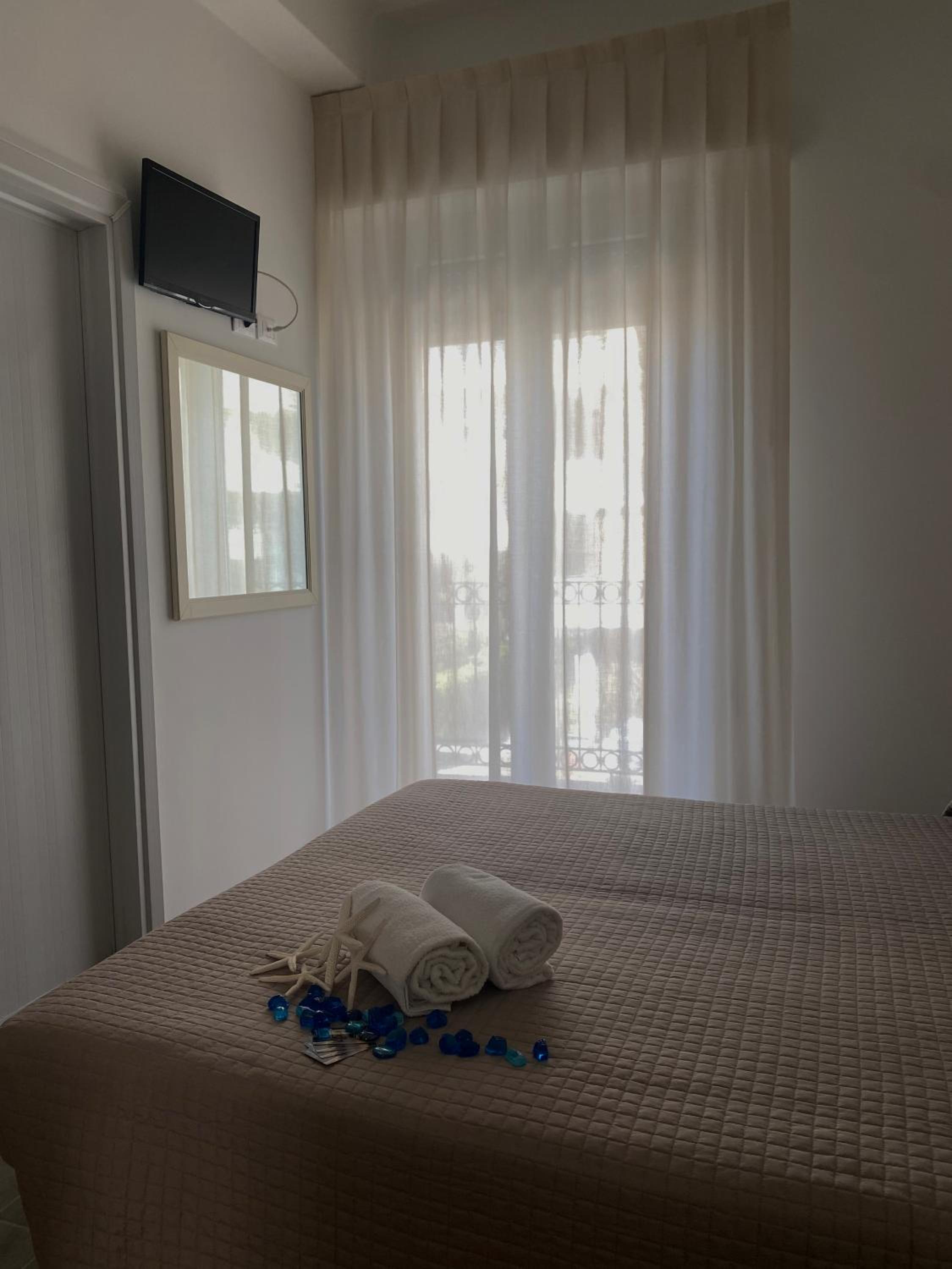 Family Suite with Balcony - Photo 4