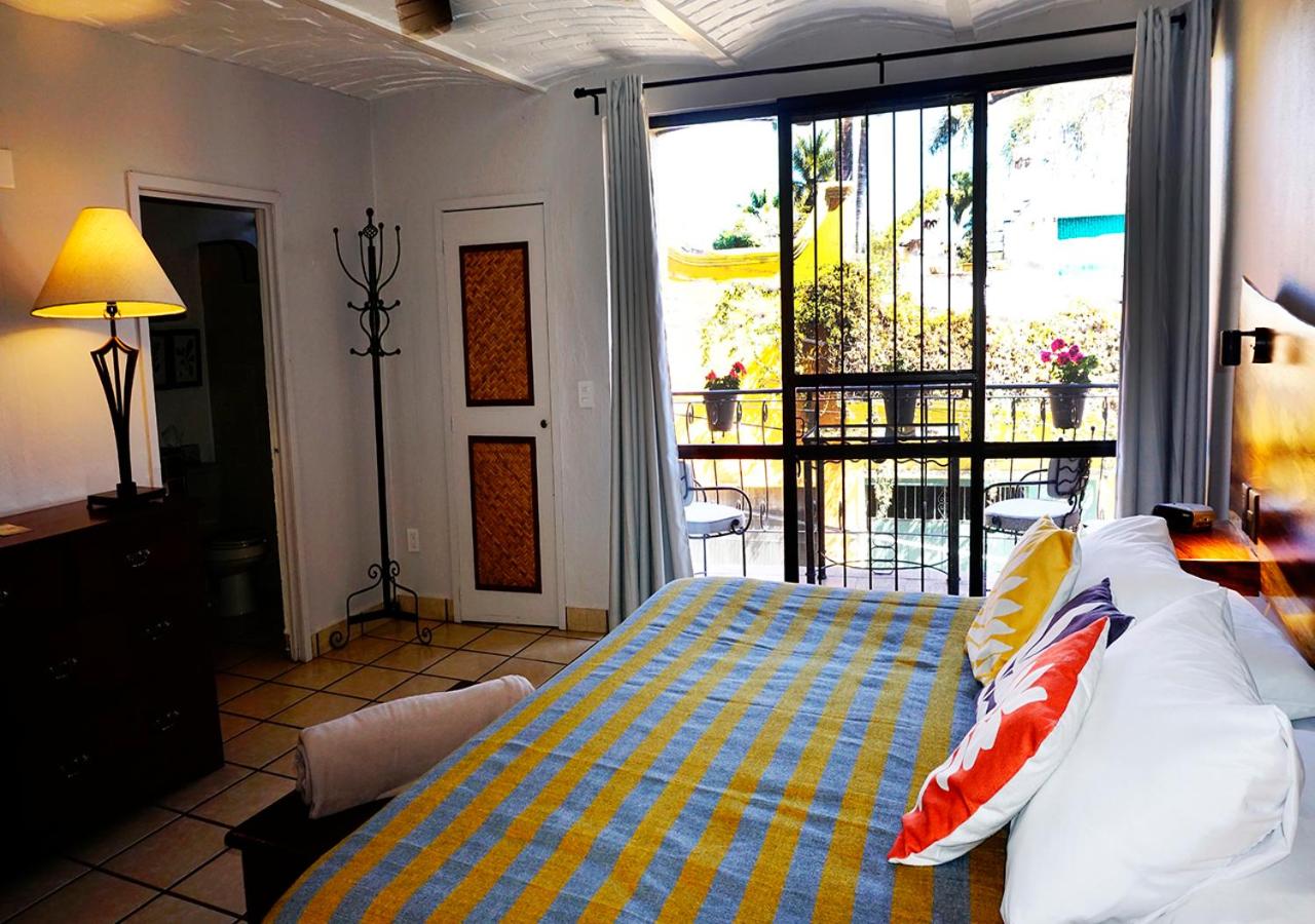 Deluxe King Room - Photo 9
