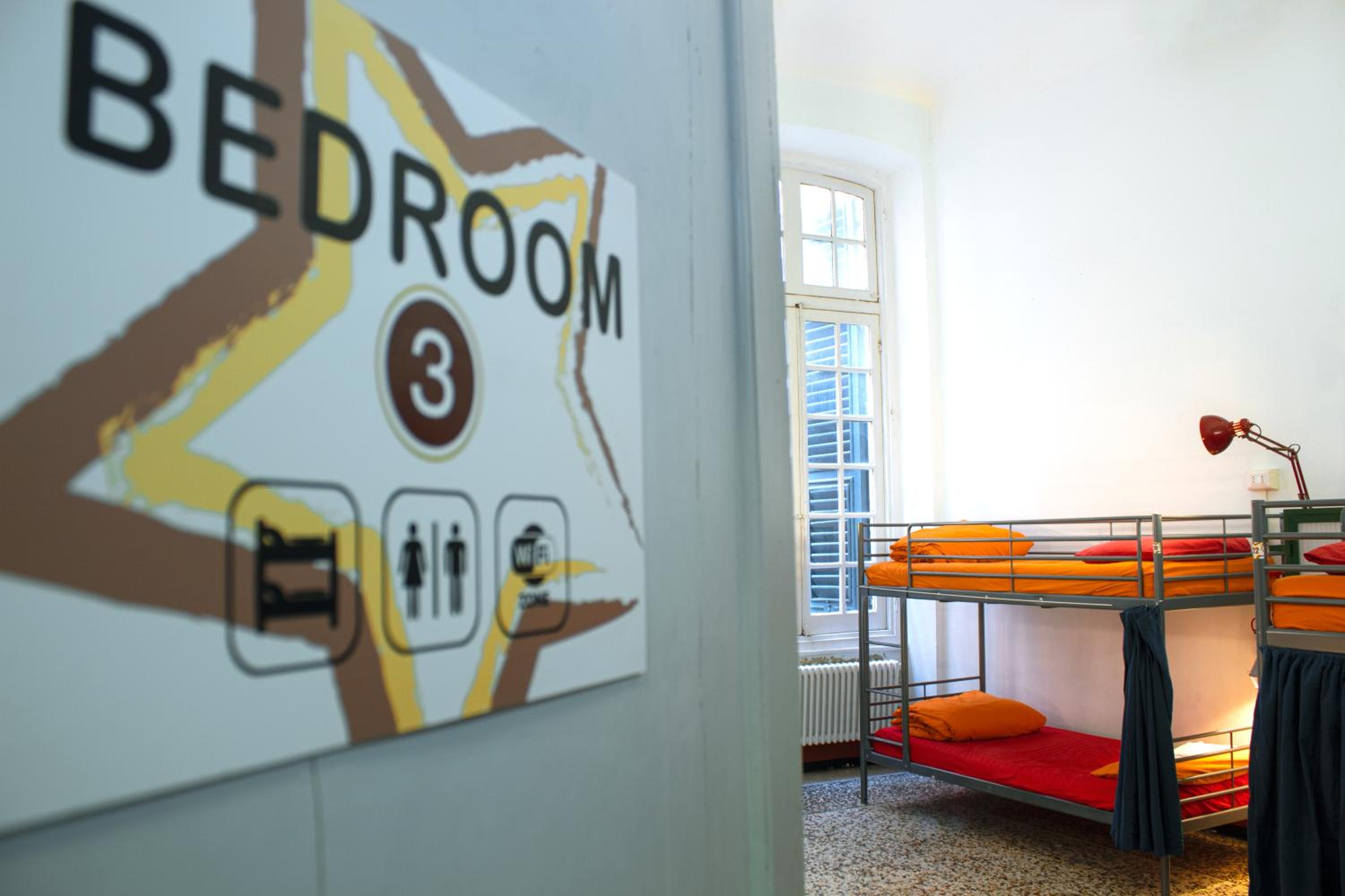 Single Bed in Mixed Dormitory Room