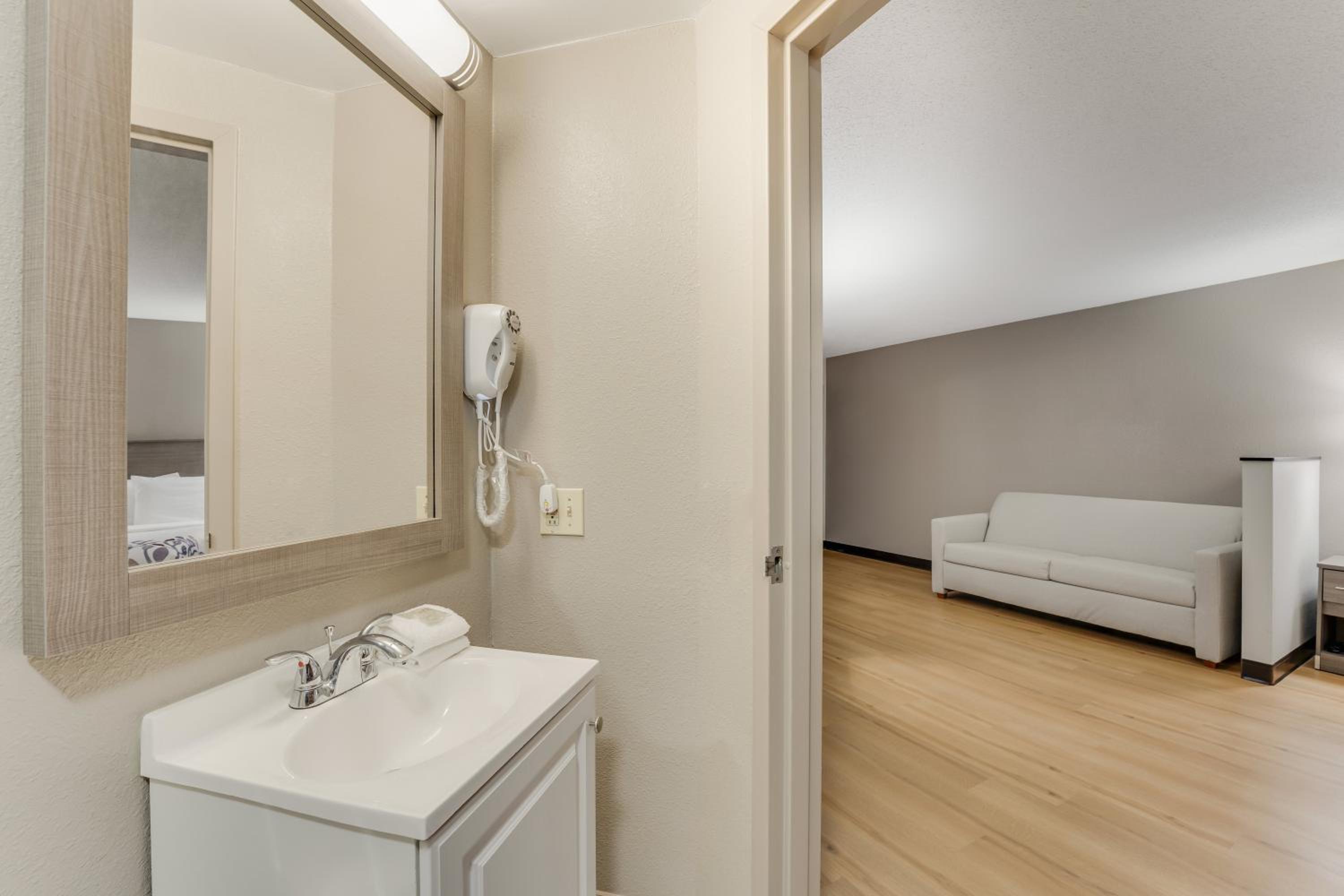 Suite King Room Non-Smoking - Photo 6