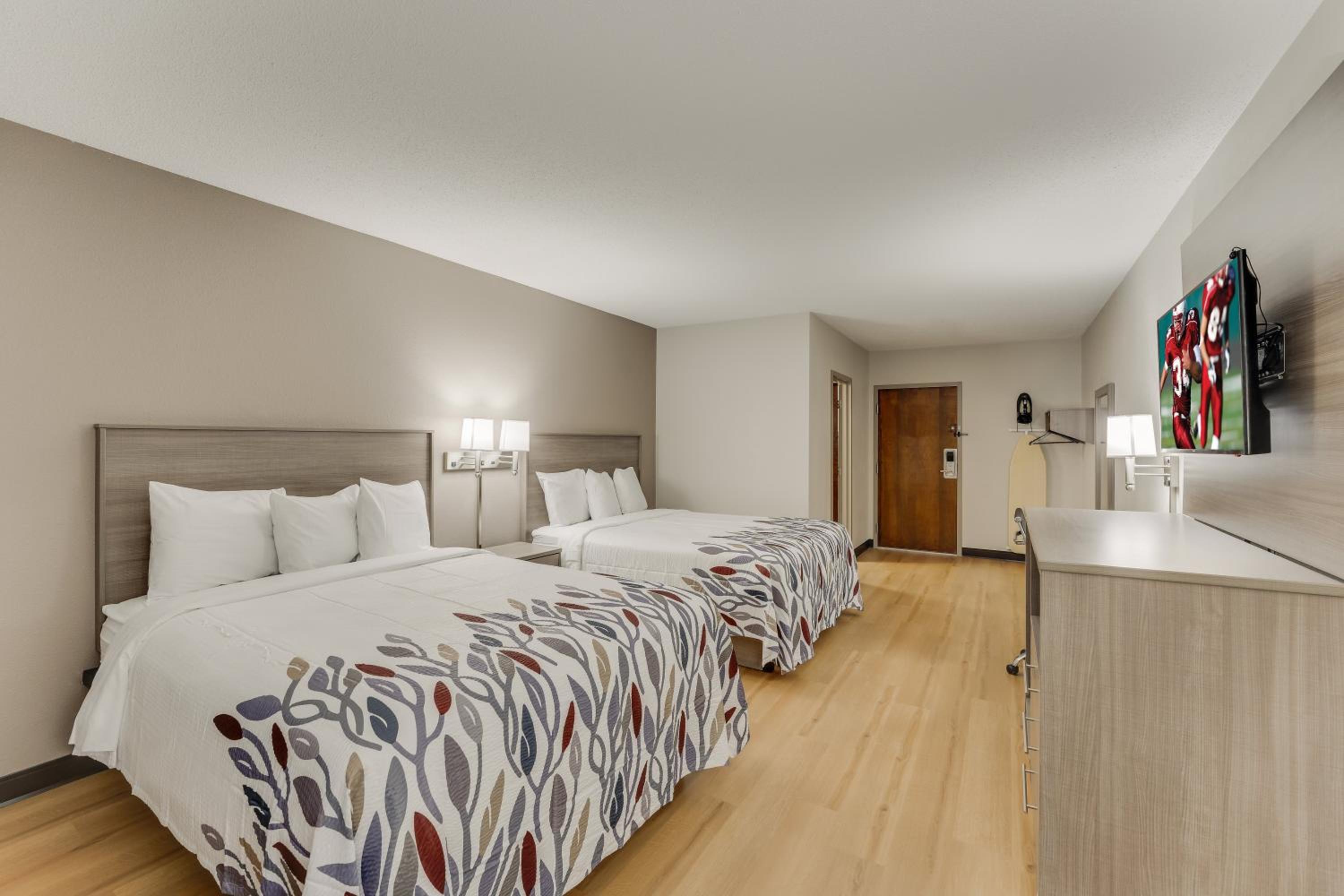  Standard Room with Two Queen Beds Non-Smoking - Photo 2