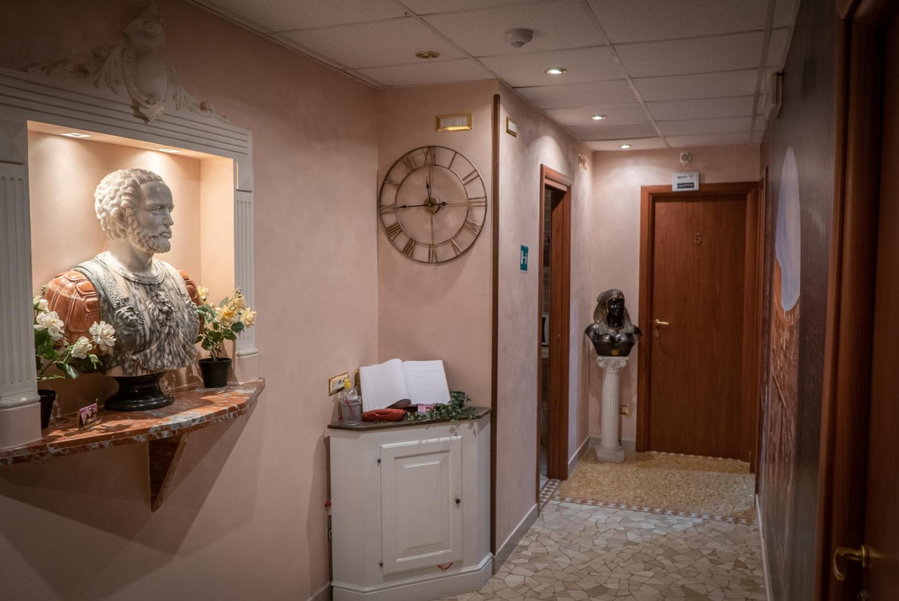 Suite with Spa Bath photo 2