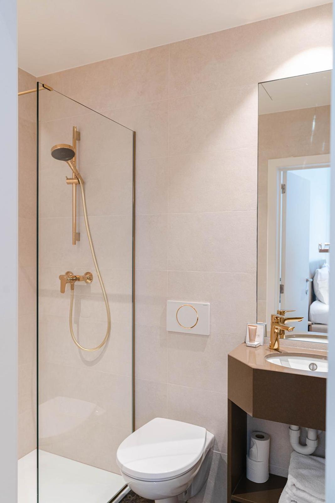 Deluxe Double Room with Spa Access - Photo 8