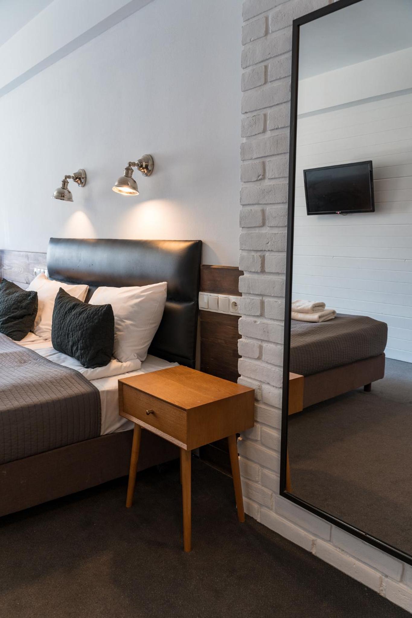 Superior Double or Twin Room with City View - Photo 8