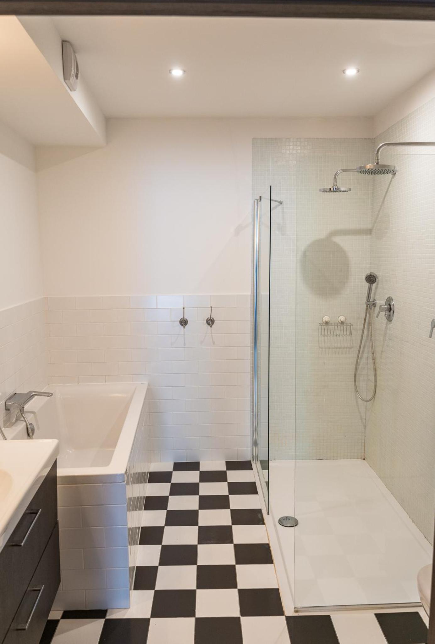Superior Double or Twin Room with City View - Photo 9