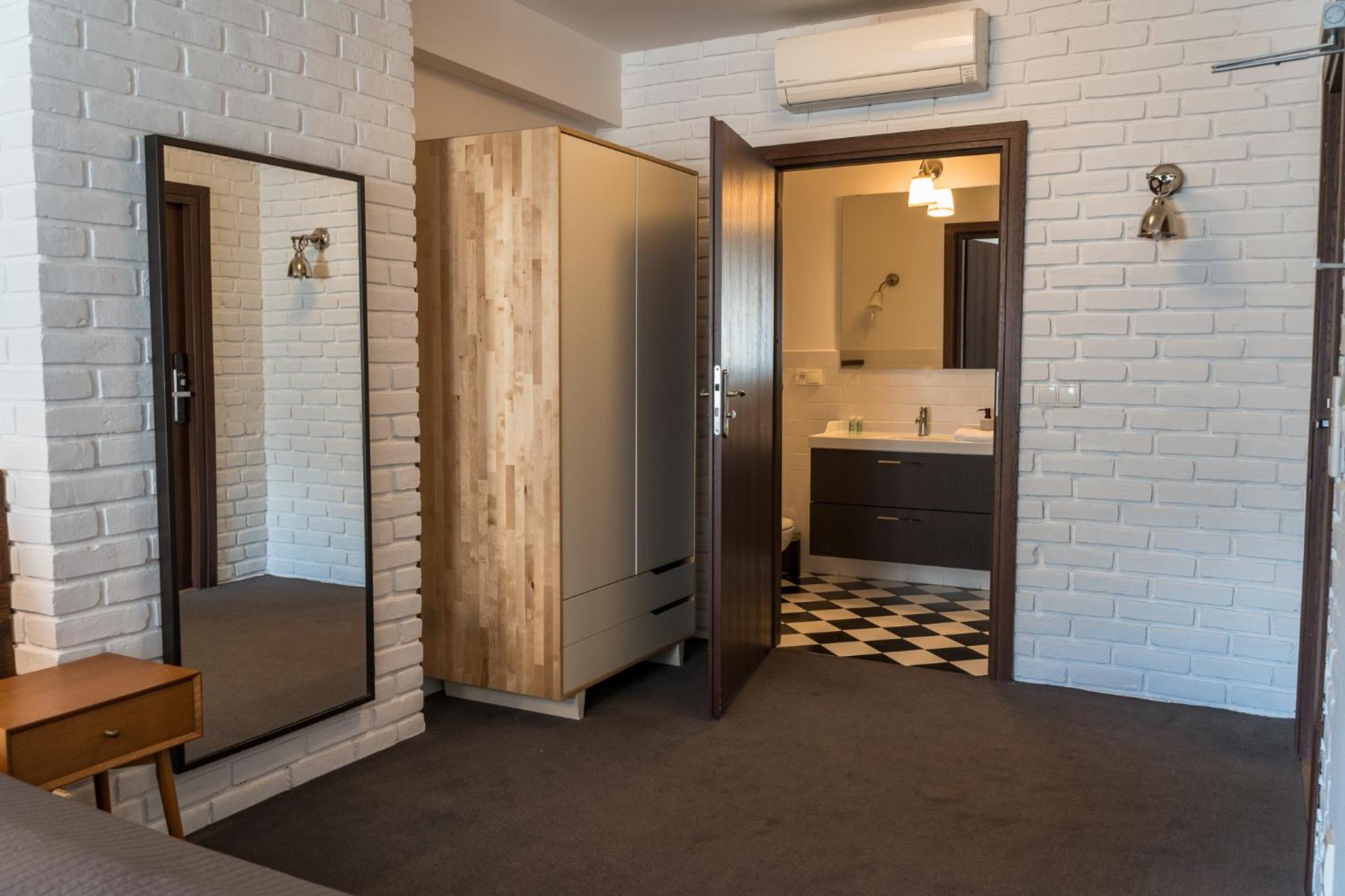 Superior Double or Twin Room with City View - Photo 10