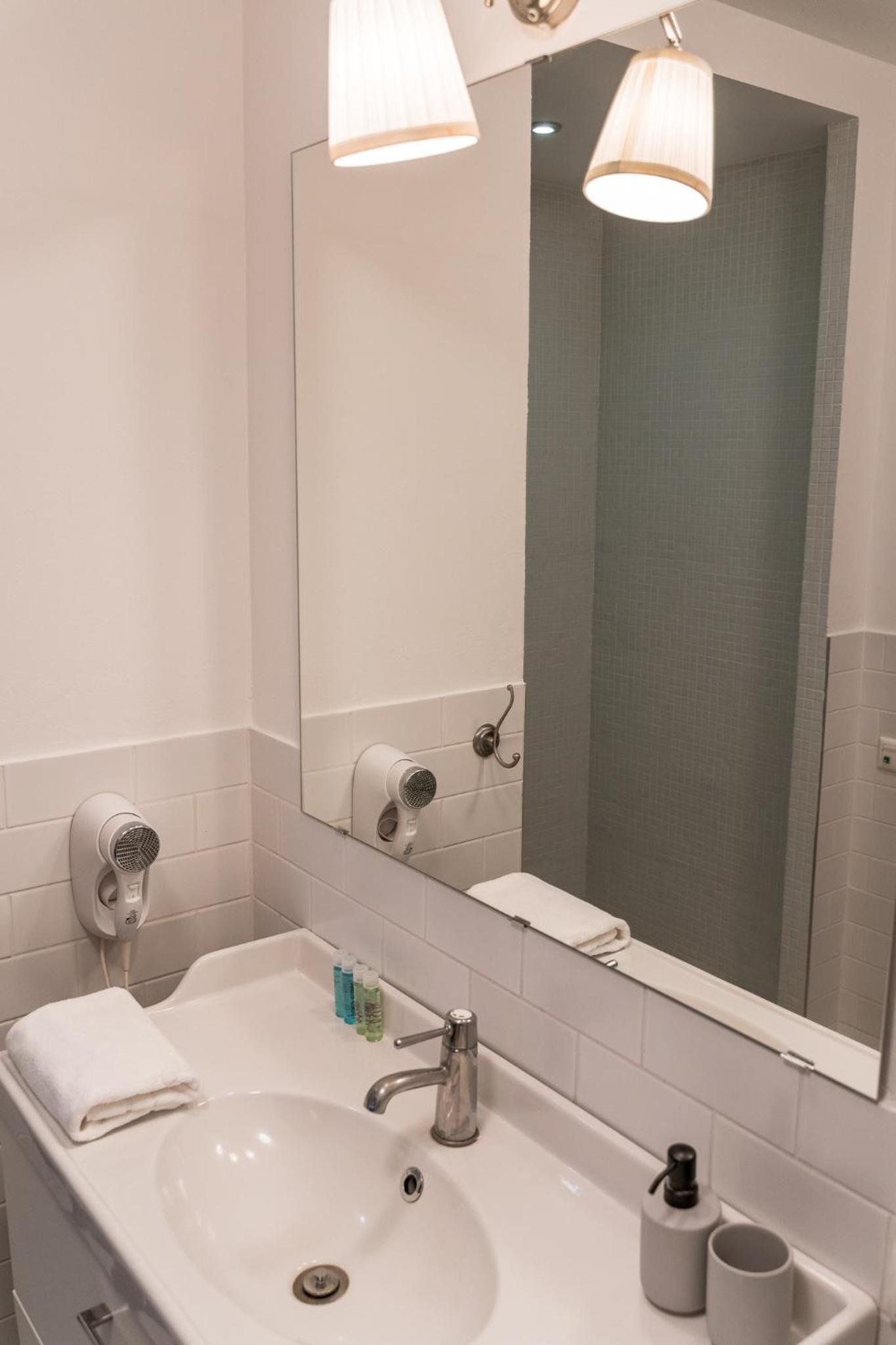 Double or Twin Room - Photo 9