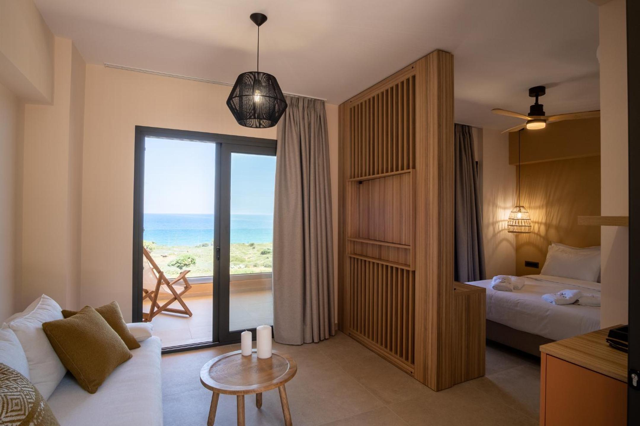 Deluxe Room with Balcony and Sea View - Photo 4