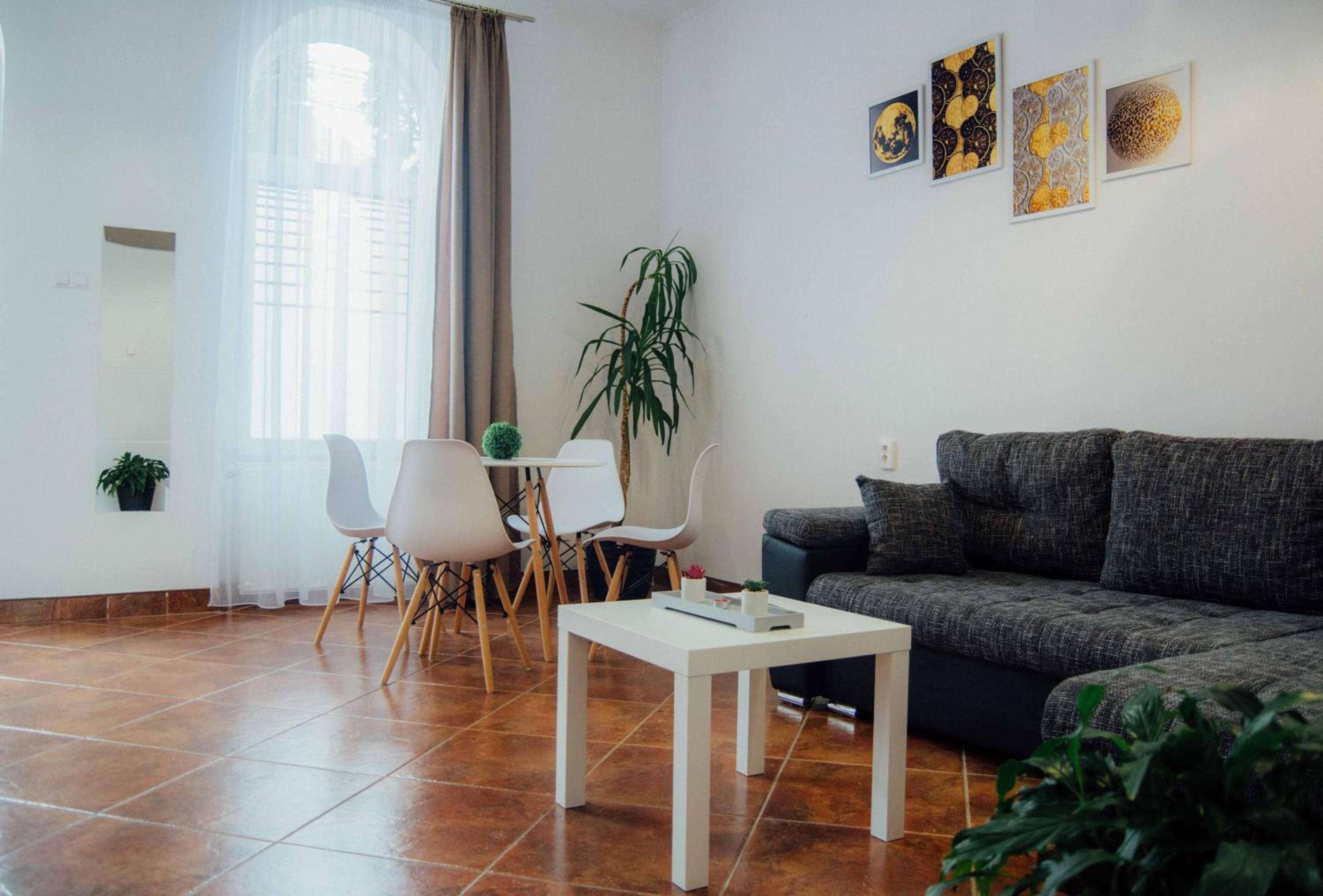 One-Bedroom Apartment - Photo 1