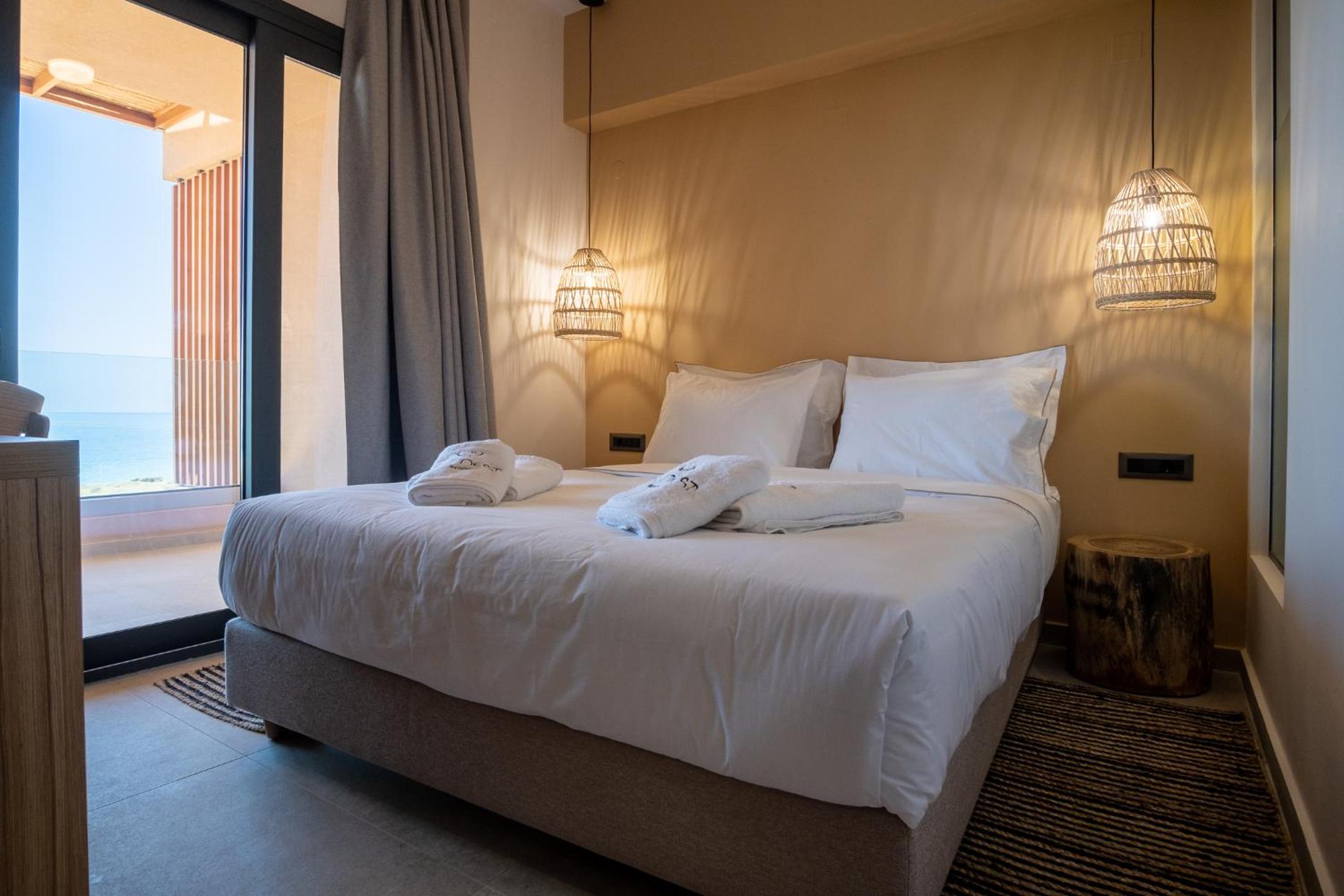 Superior Room with Balcony and Sea View - Photo 8