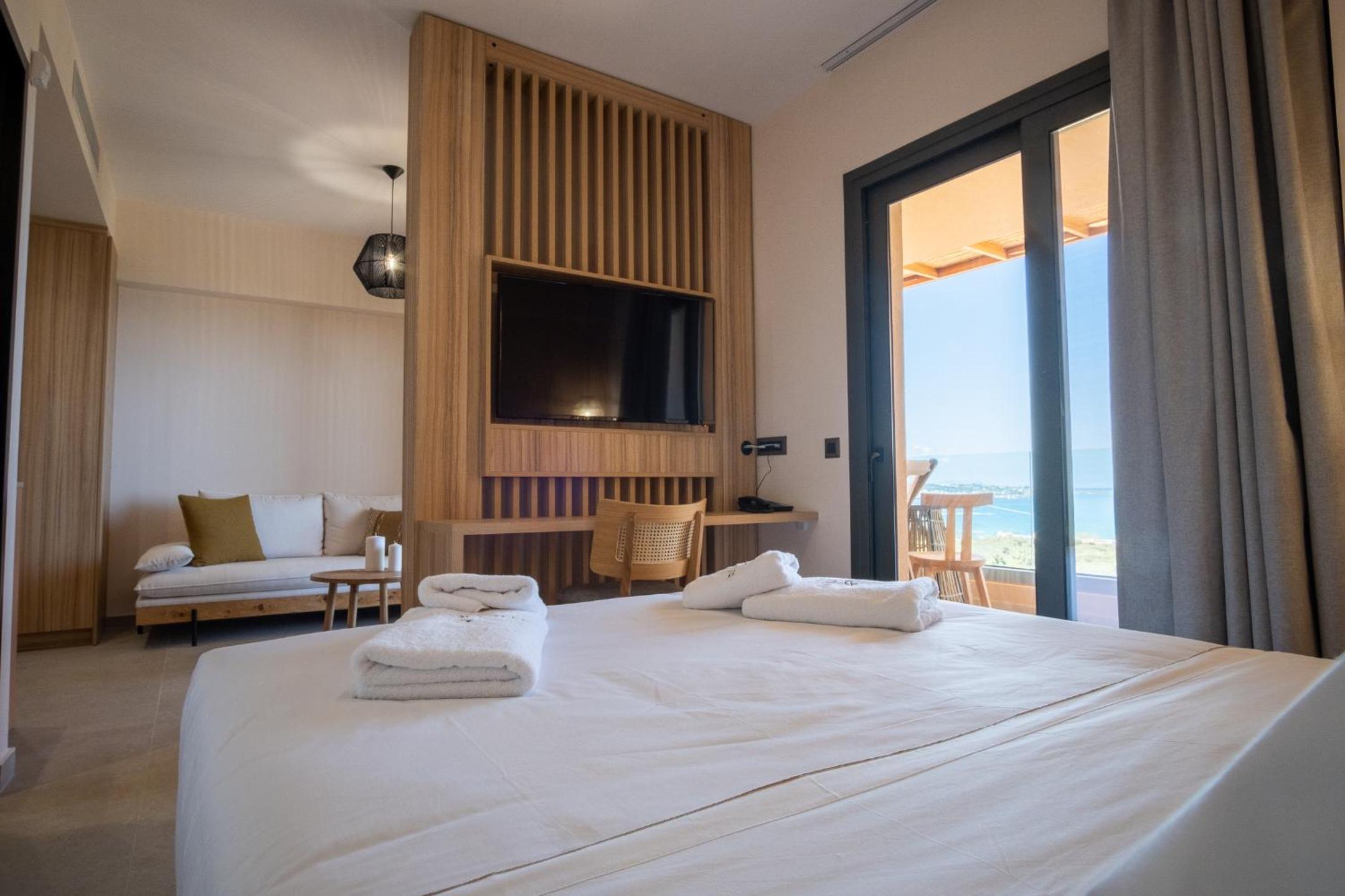 Deluxe Room with Balcony and Sea View - Photo 5