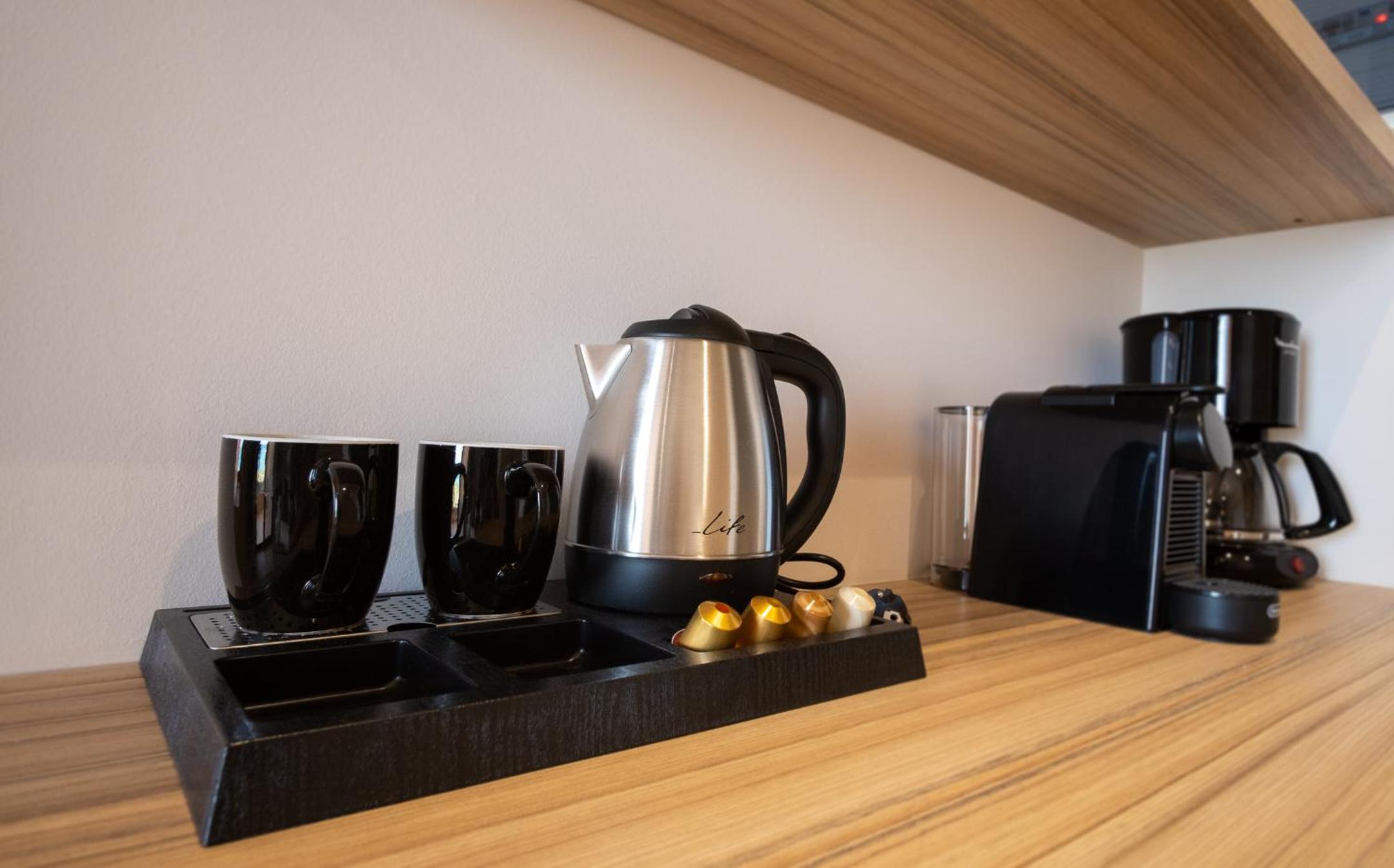 Standard Room with Balcony - Photo 9