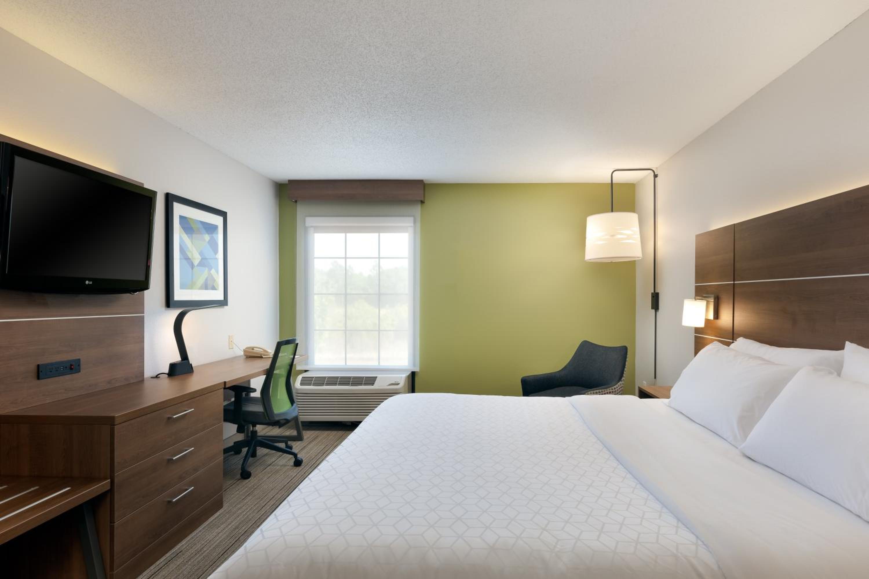 Standard King Room - Photo 5