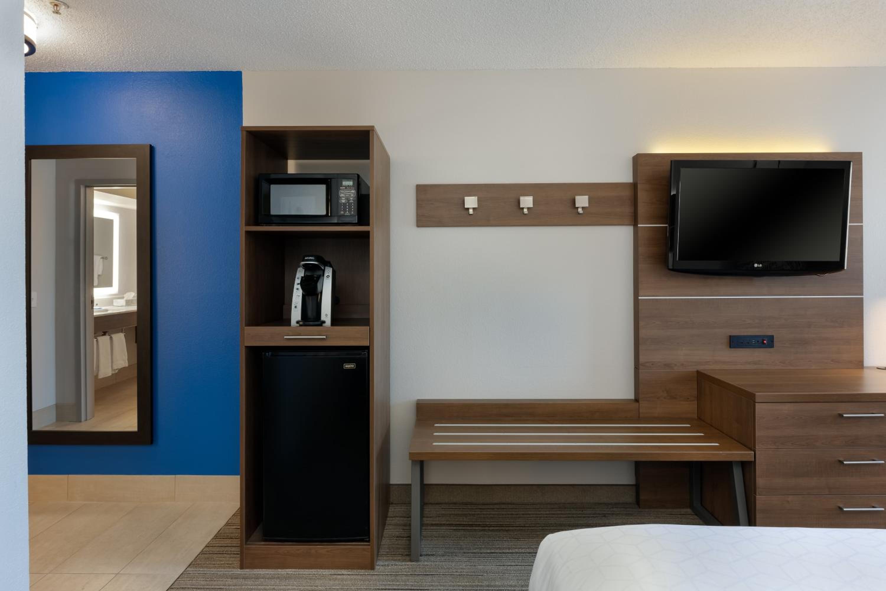 Standard Queen Room with Two Queen Beds - Photo 3