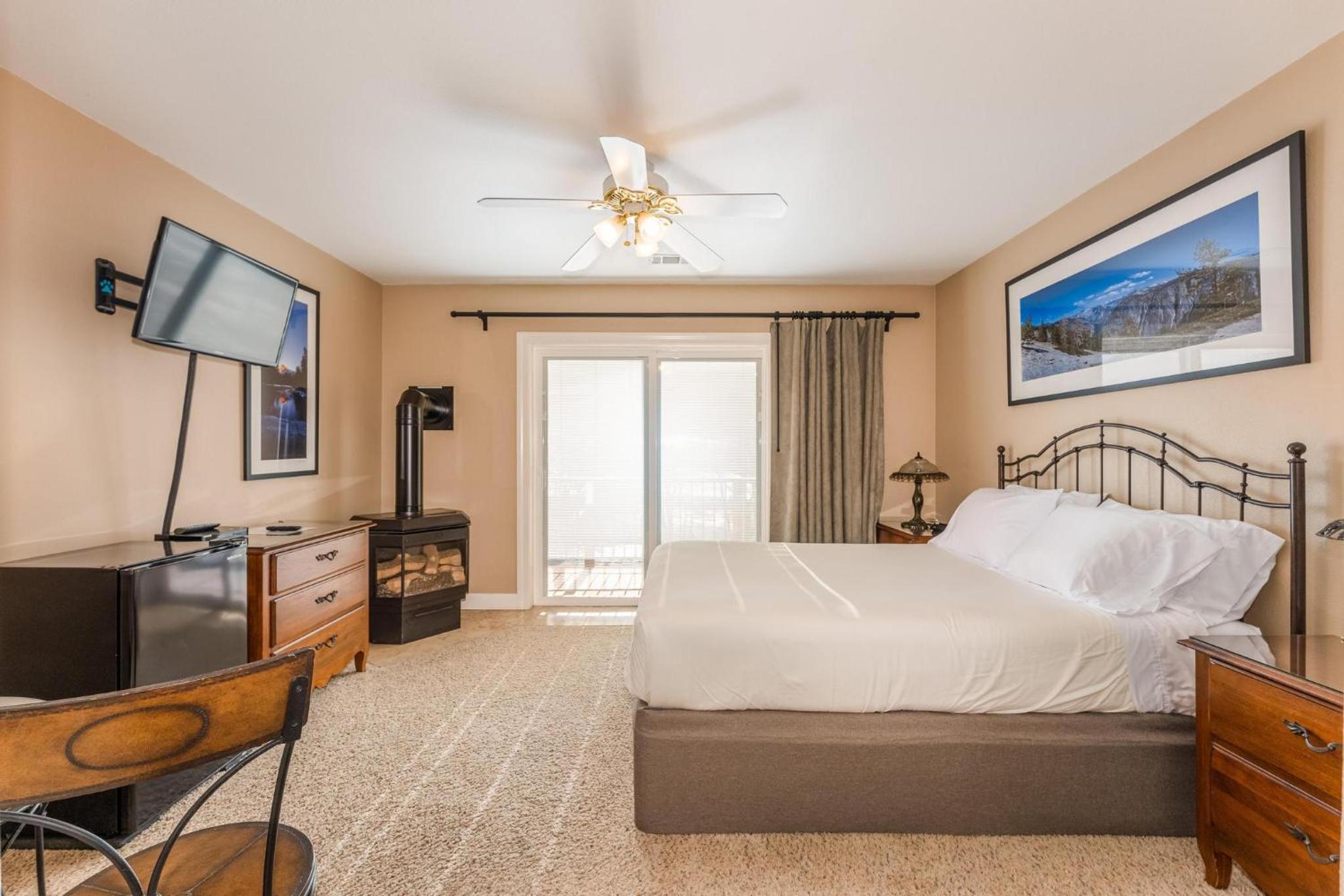 Queen Room with Balcony photo 2