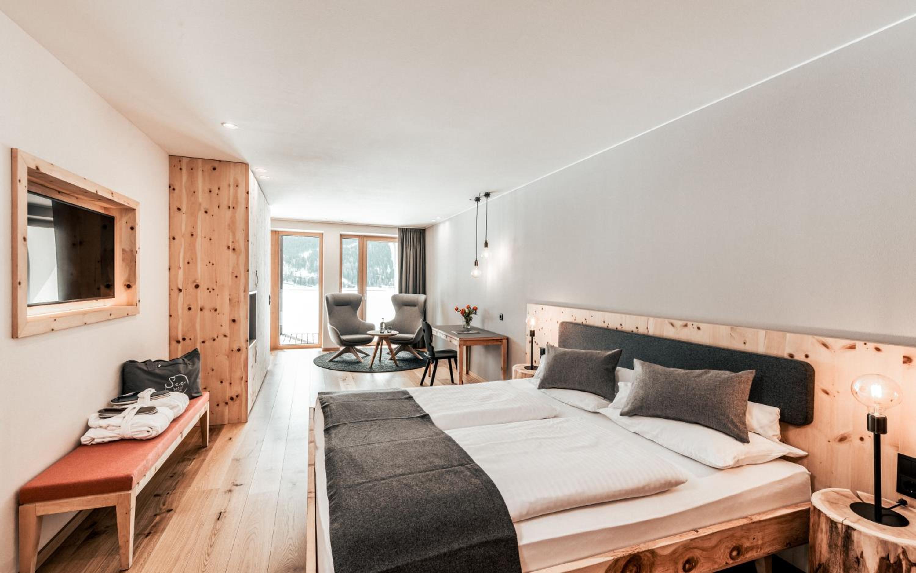 Suite with Lake View - Photo 1