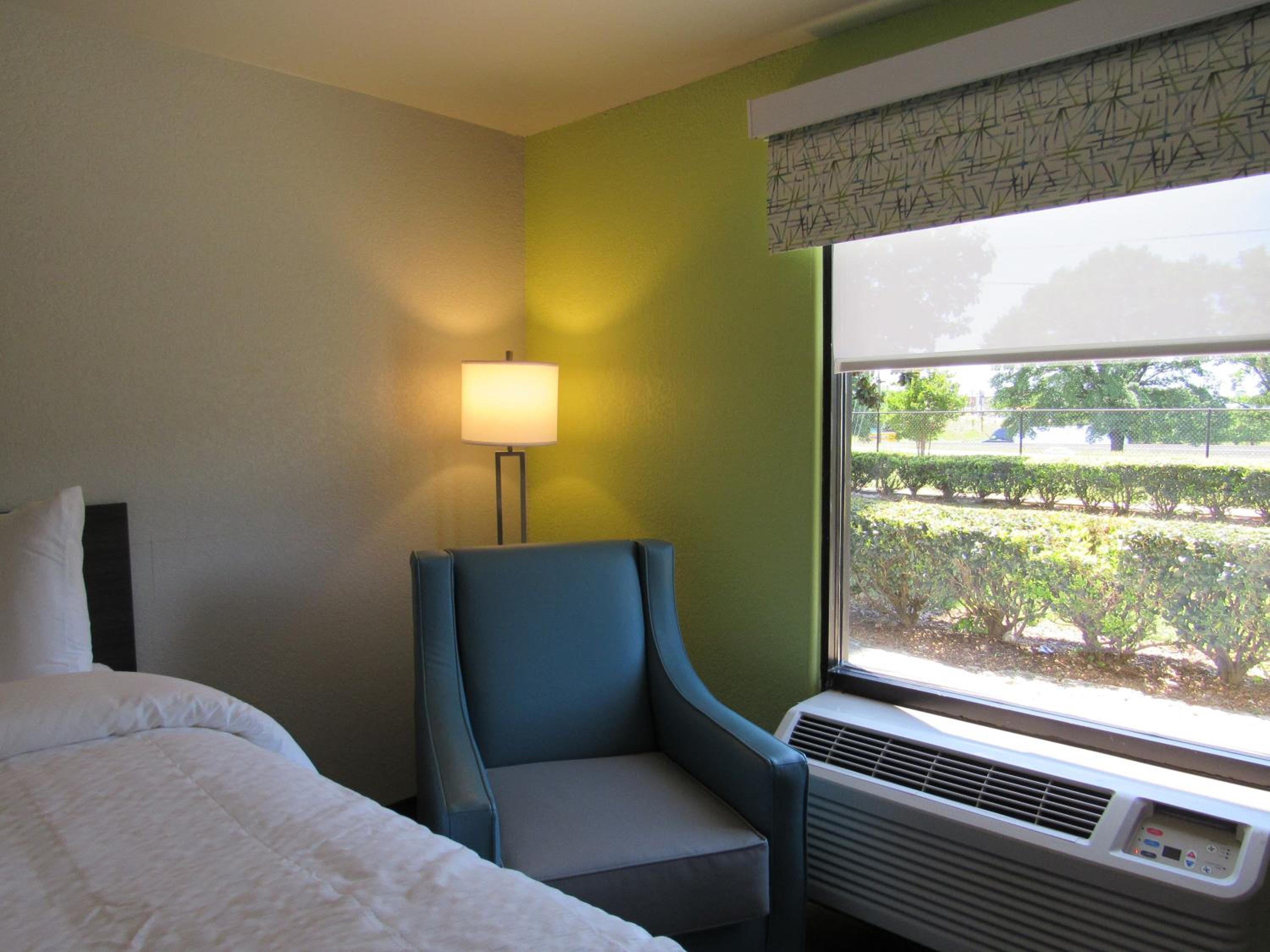 Double Room with Two Double Beds and Chair - Non-Smoking - Photo 5