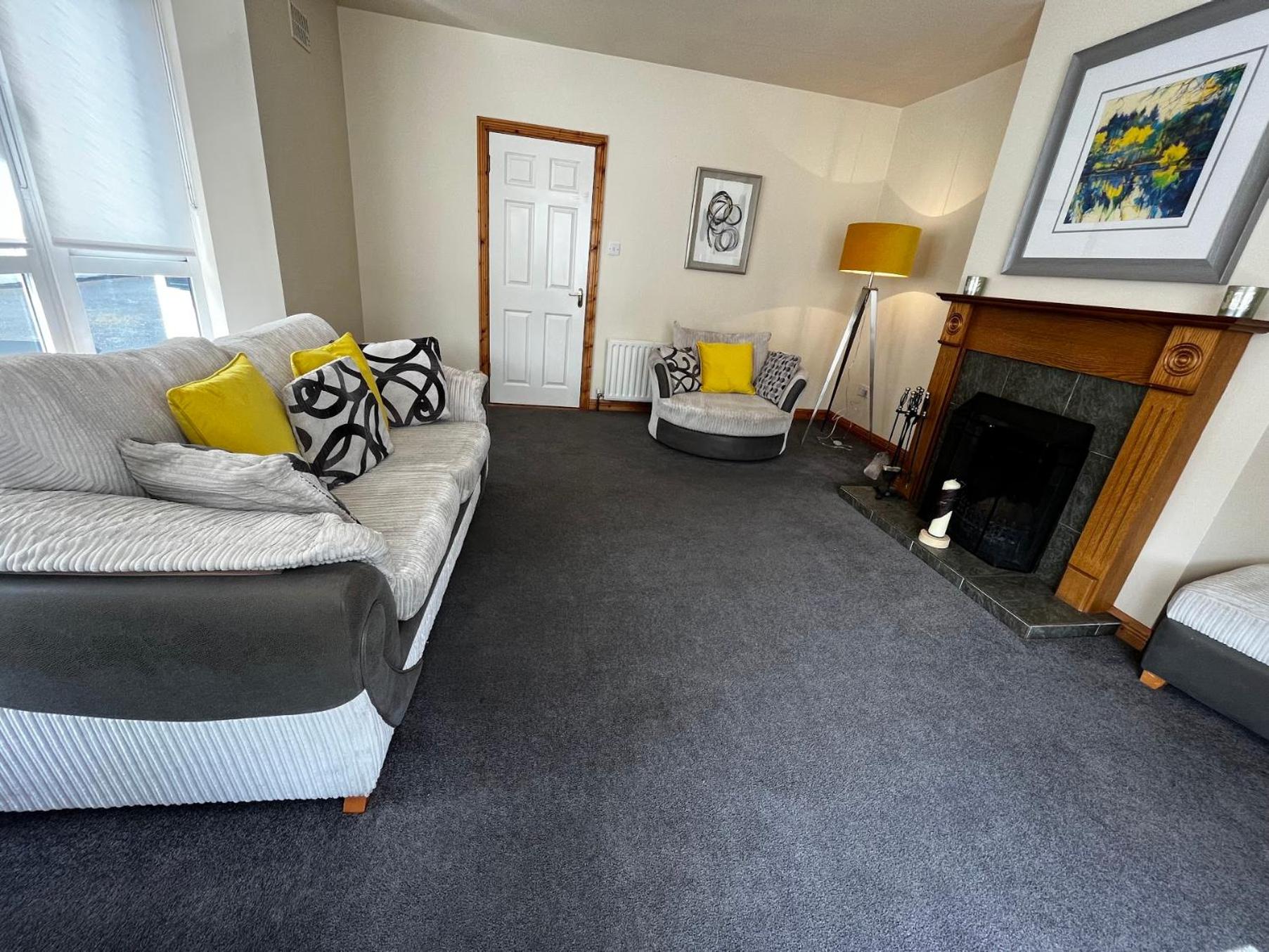 Five-Bedroom House photo 1