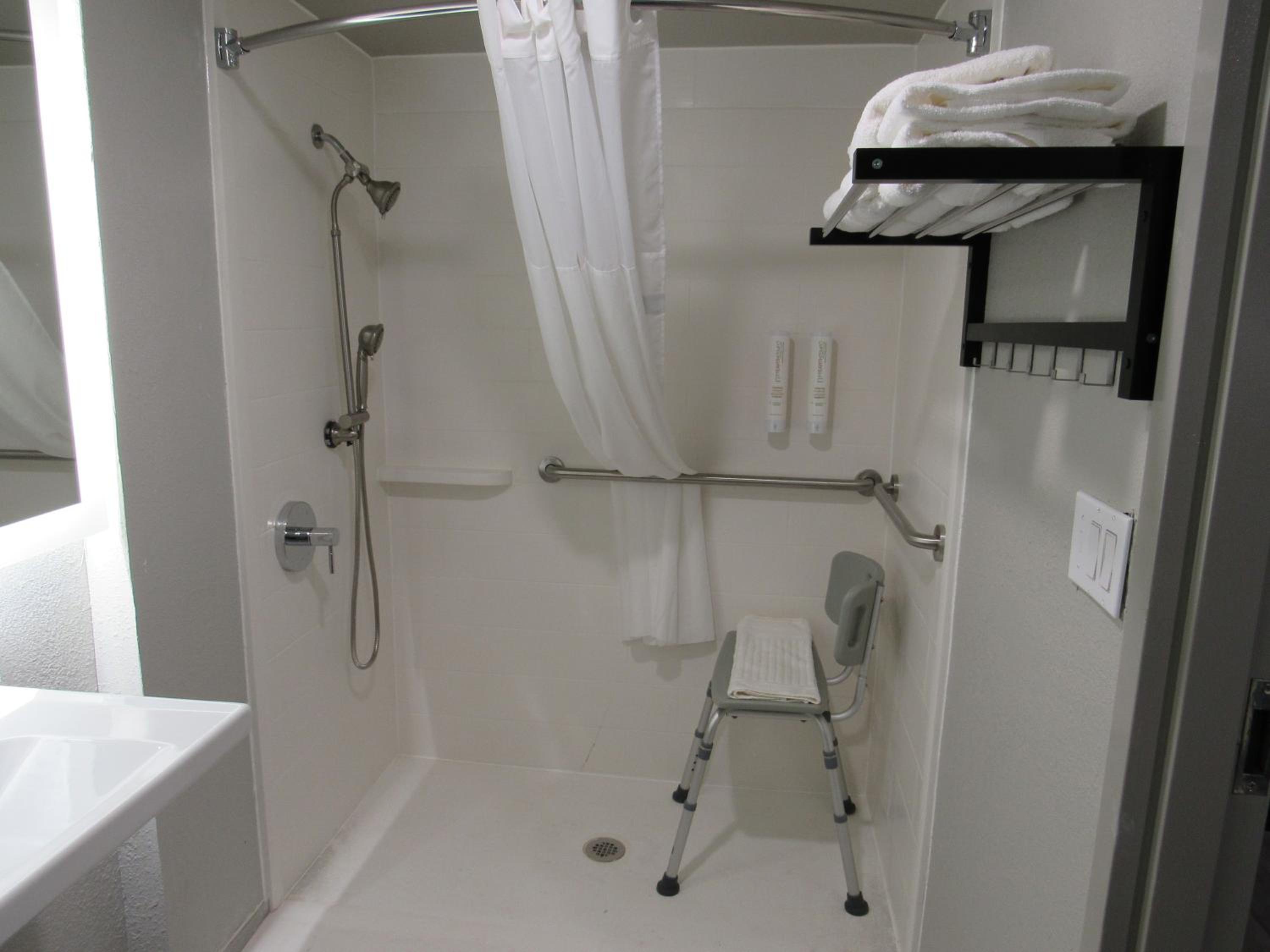 Double Room with Two Double Beds and Chair - Accessible/Non Smoking - Photo 7